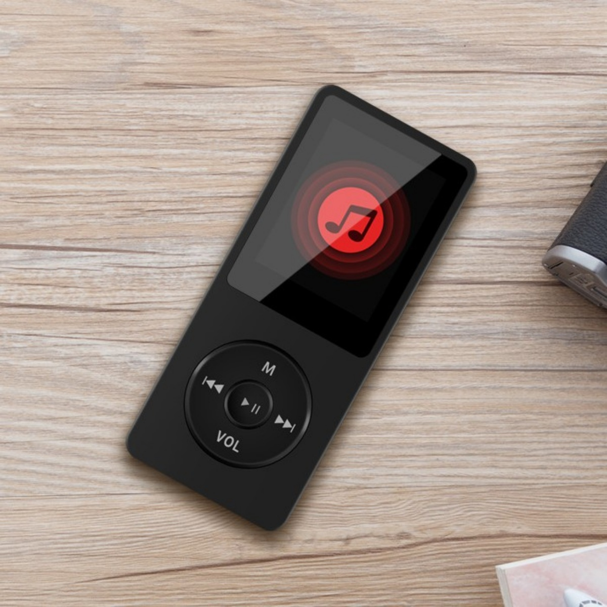 Ein schwarzer MP3-Player mit Bildschirm, mit Wiedergabe/Pause- und Überspringen-Tasten. Auf Holzoberfläche.