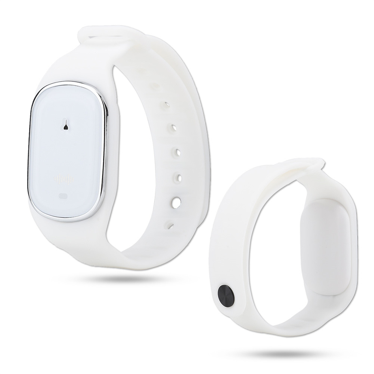 Zwei weiße Smartwatches. Eine ist am Handgelenk, die andere getrennt. Schwarzer Knopf sichtbar.