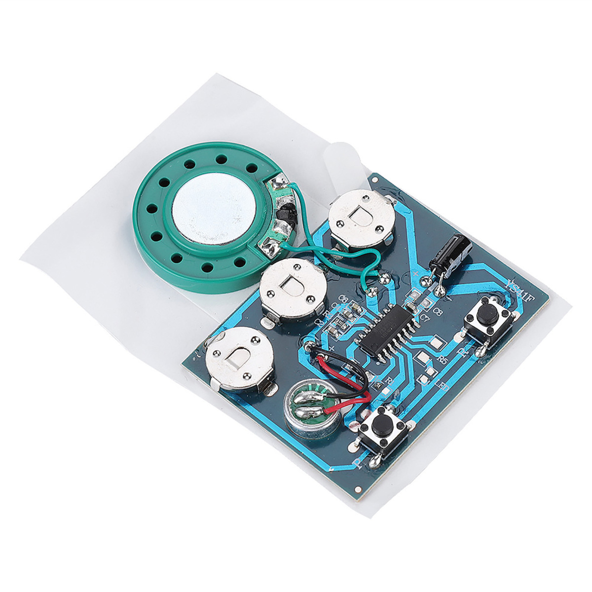 Leiterplatte mit elektronischen Komponenten: Lautsprecher, Potentiometer und Knöpfe. Blaues Board, weißer Hintergrund.