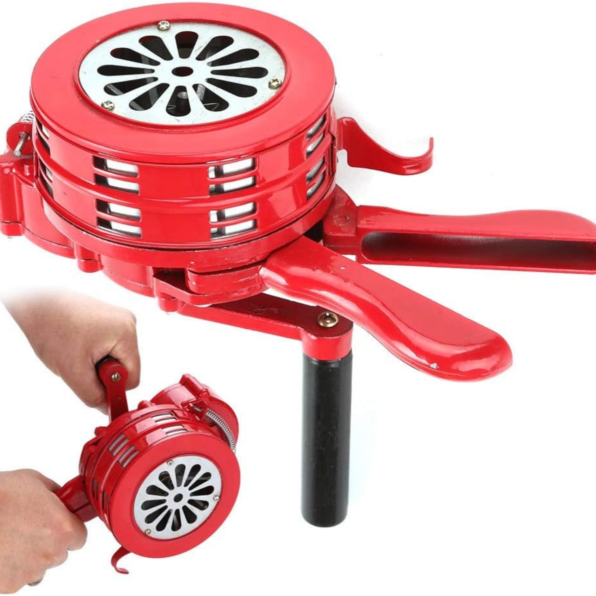 Rote Handkurbelsirene mit silbernem Grill. Eine Hand kurbelt sie an und zeigt ihre Funktion.
