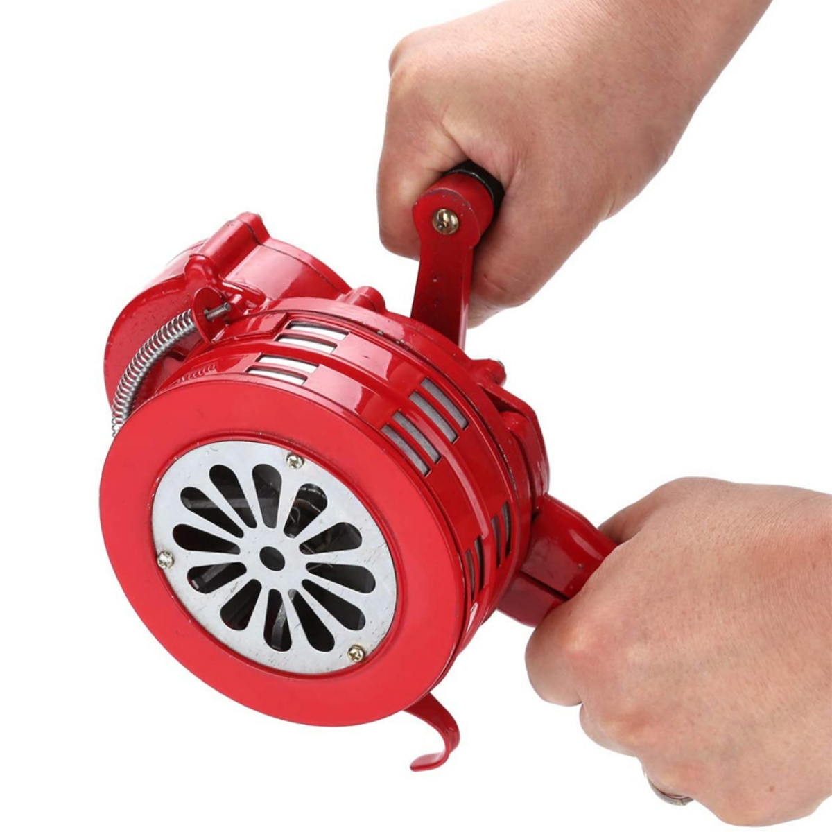 Eine rote manuelle Alarmsirene wird in Händen gehalten. Die Sirene hat einen silbernen Grill.