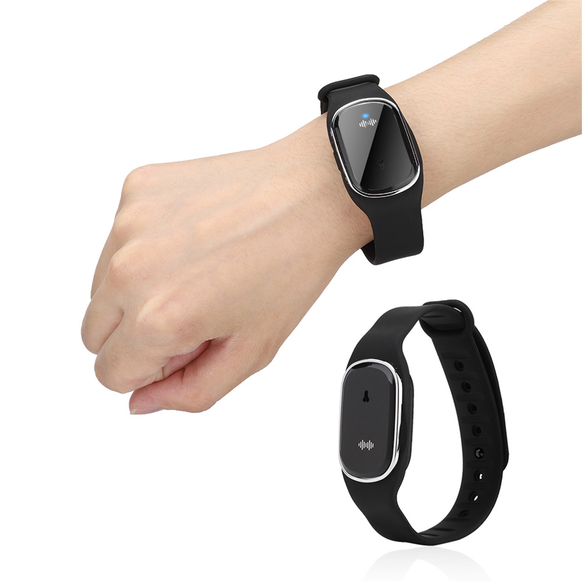 Schwarzes Smartband am Handgelenk. Ein weiteres Band darunter. Beide haben einen Bildschirm.