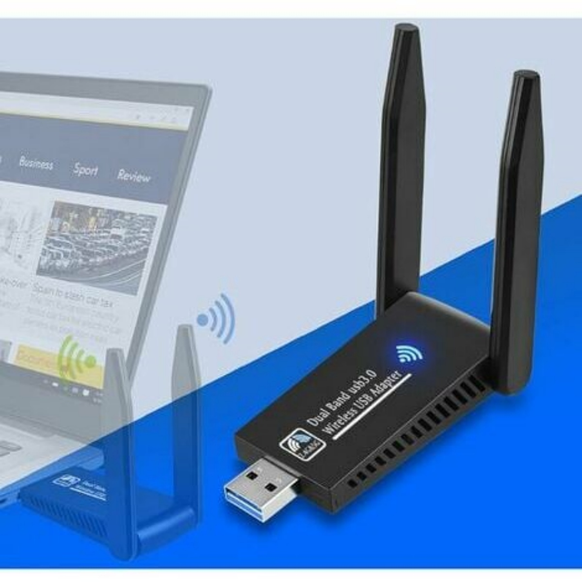 Schwarzer USB-WLAN-Adapter mit zwei Antennen. Er ist an einen Laptop auf blauem und weißem Hintergrund angeschlossen.