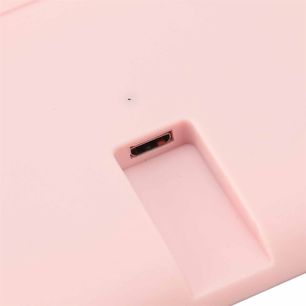 Nahaufnahme eines rosa Geräts mit USB-C-Anschluss. Das Gerät hat eine glatte Oberfläche.