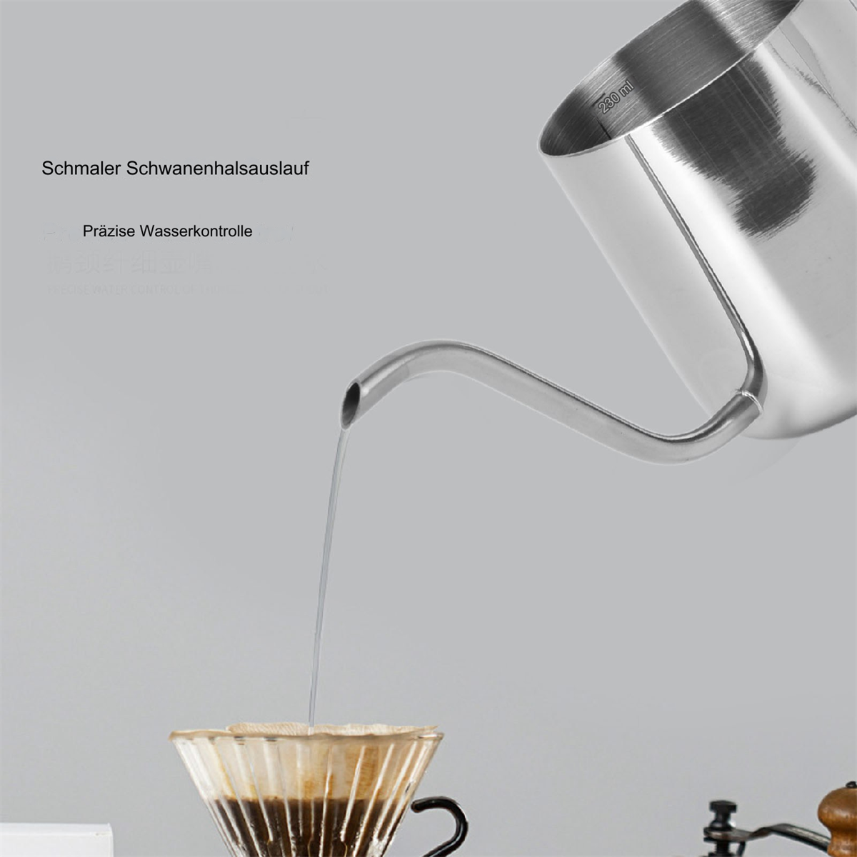 Edelstahl-Schwanenhals-Kessel, der Wasser in einen Kaffeefilter mit Kaffeesatz gießt.