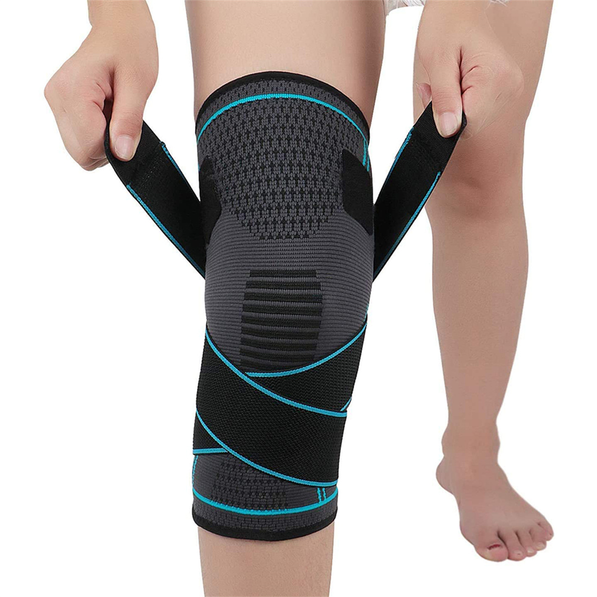 Person trägt eine grau-schwarze Knieorthese. Die Orthese stützt das Knie und hat blaue Akzente.