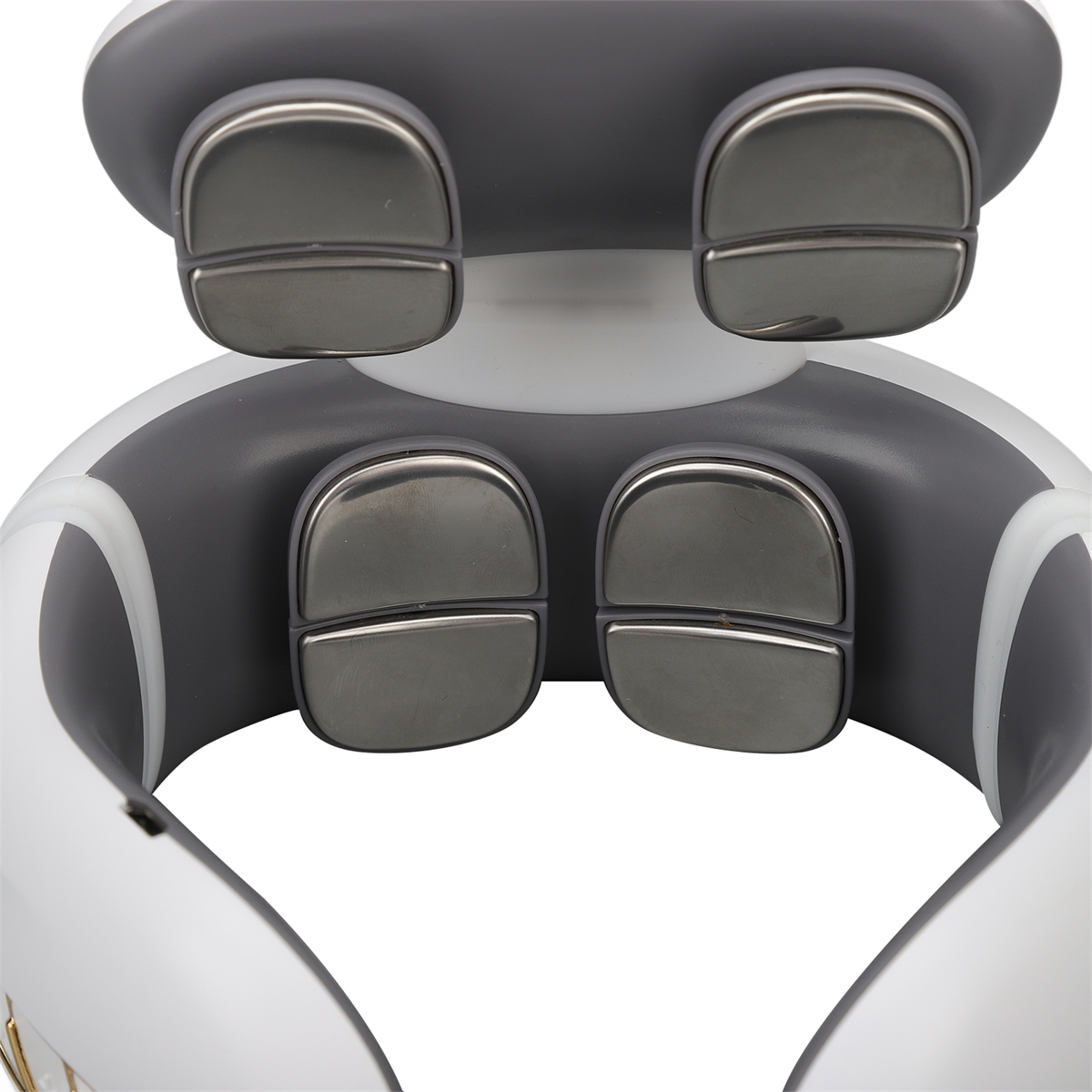 Nahaufnahme eines Nackenmassagegeräts mit vier Metallkontaktpads auf einer weiß-grauen Oberfläche.