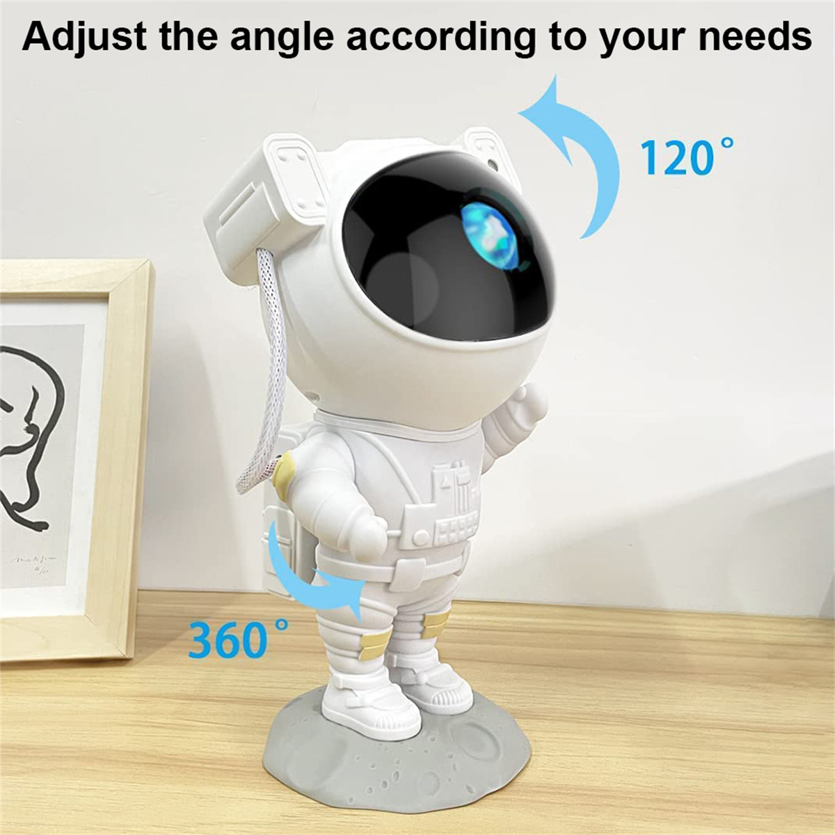 Weißes Astronautenspielzeug mit blauem Licht auf einer Mondbasis. Winkel einstellbar 120°, 360°. Rahmen im Hintergrund.