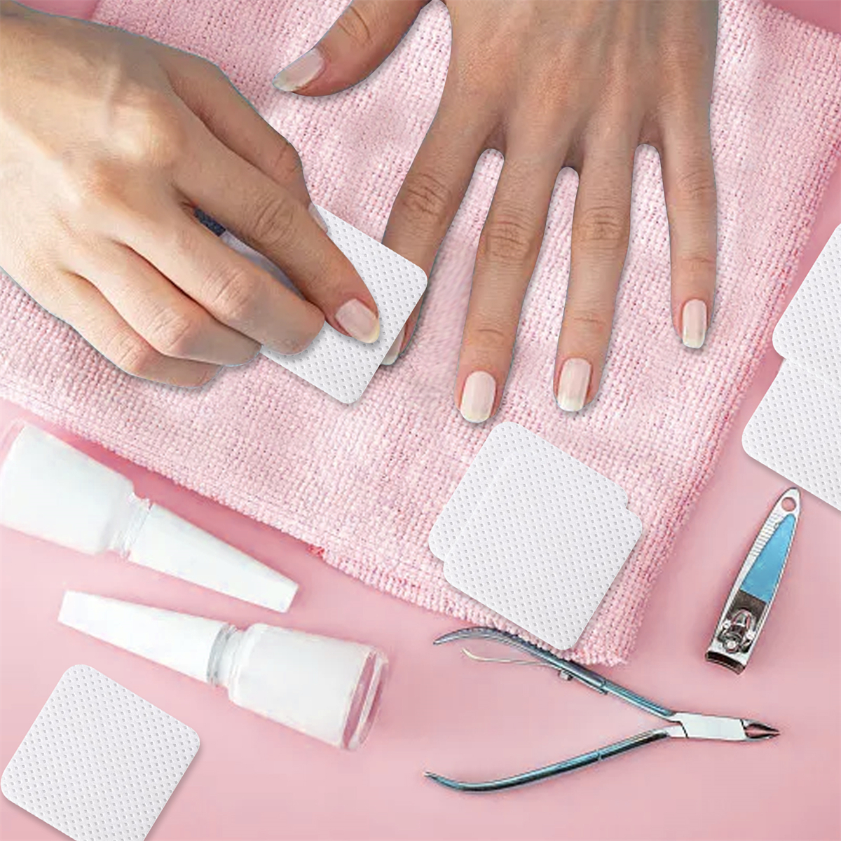 Hände machen eine Maniküre. Nagellack, Pads und Clipper liegen auf einem rosa Handtuch auf einer rosa Oberfläche.