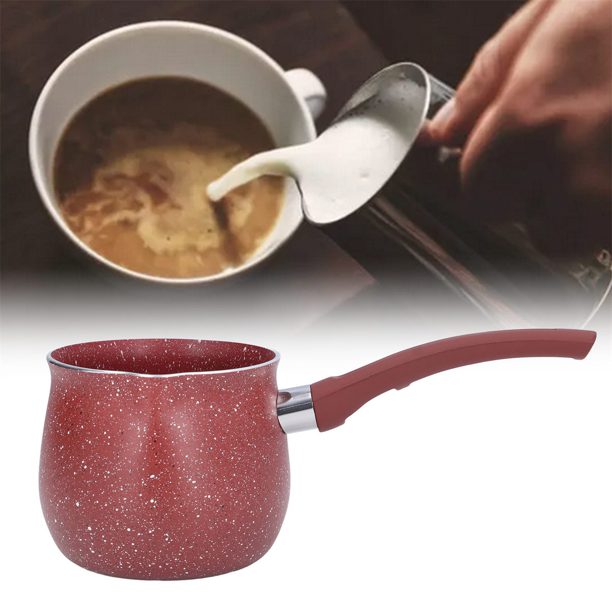 Eine Person gießt Milch aus einem Metallkrug in eine rot gesprenkelte Kaffeekanne mit Kaffee.