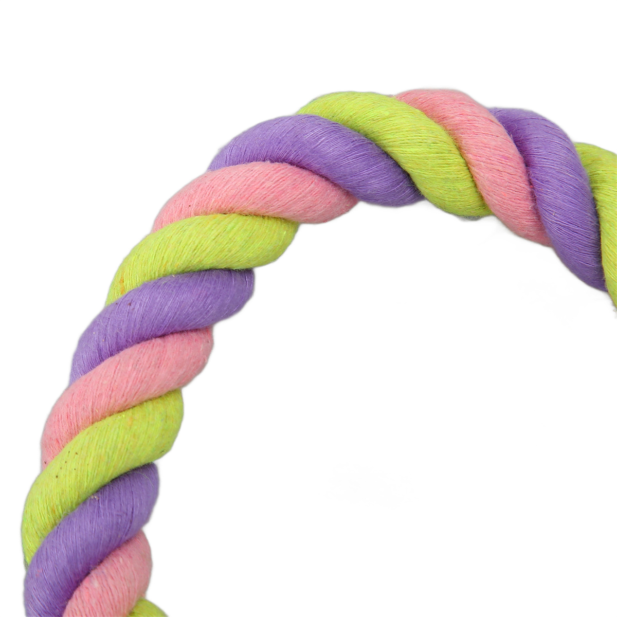 Nahaufnahme eines Seils aus grün, lila und rosa verdrillten Fasern. Weißer Hintergrund.