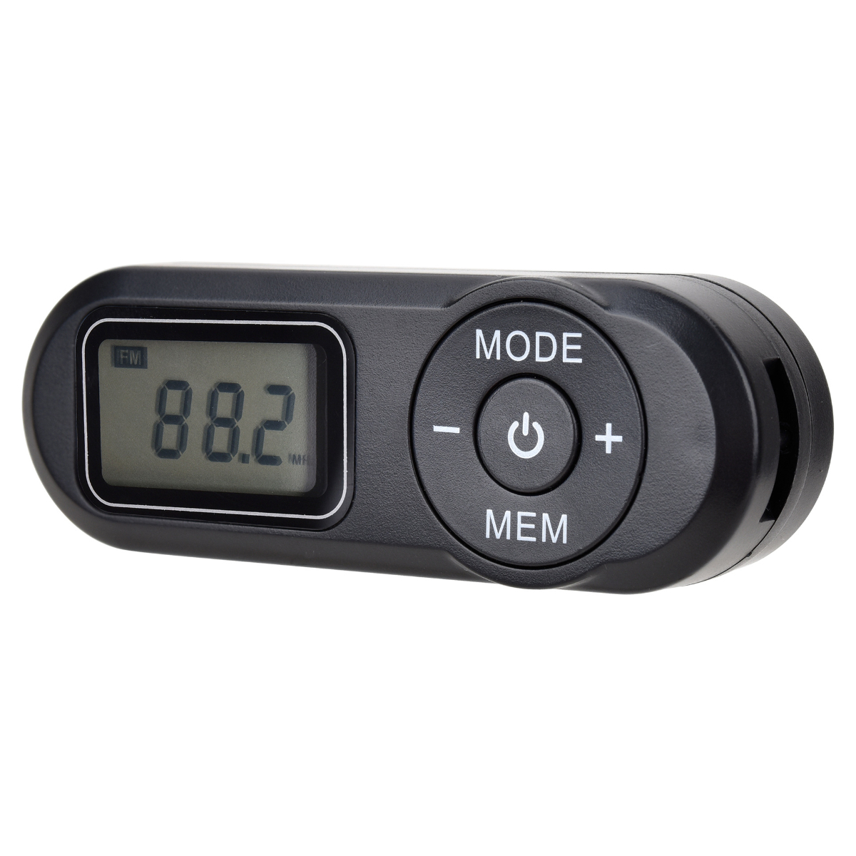 Ein schwarzer FM-Transmitter mit digitaler Anzeige 88.2 und Tasten für Modus, Lautstärke und Speicher.