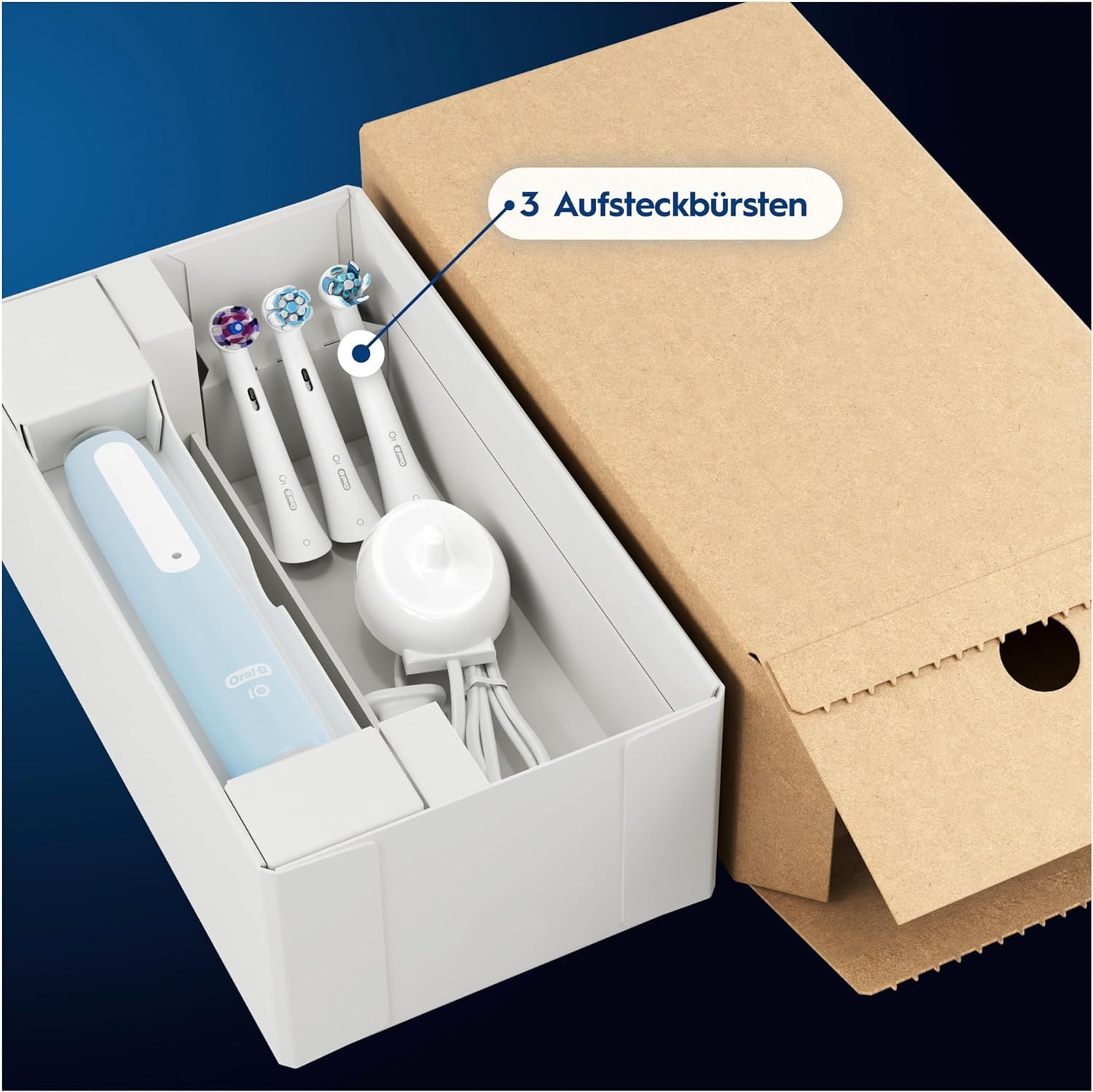 Box mit elektrischer Zahnbürste und Ersatzbürstenköpfen. Die Box ist geöffnet und zeigt den Inhalt.