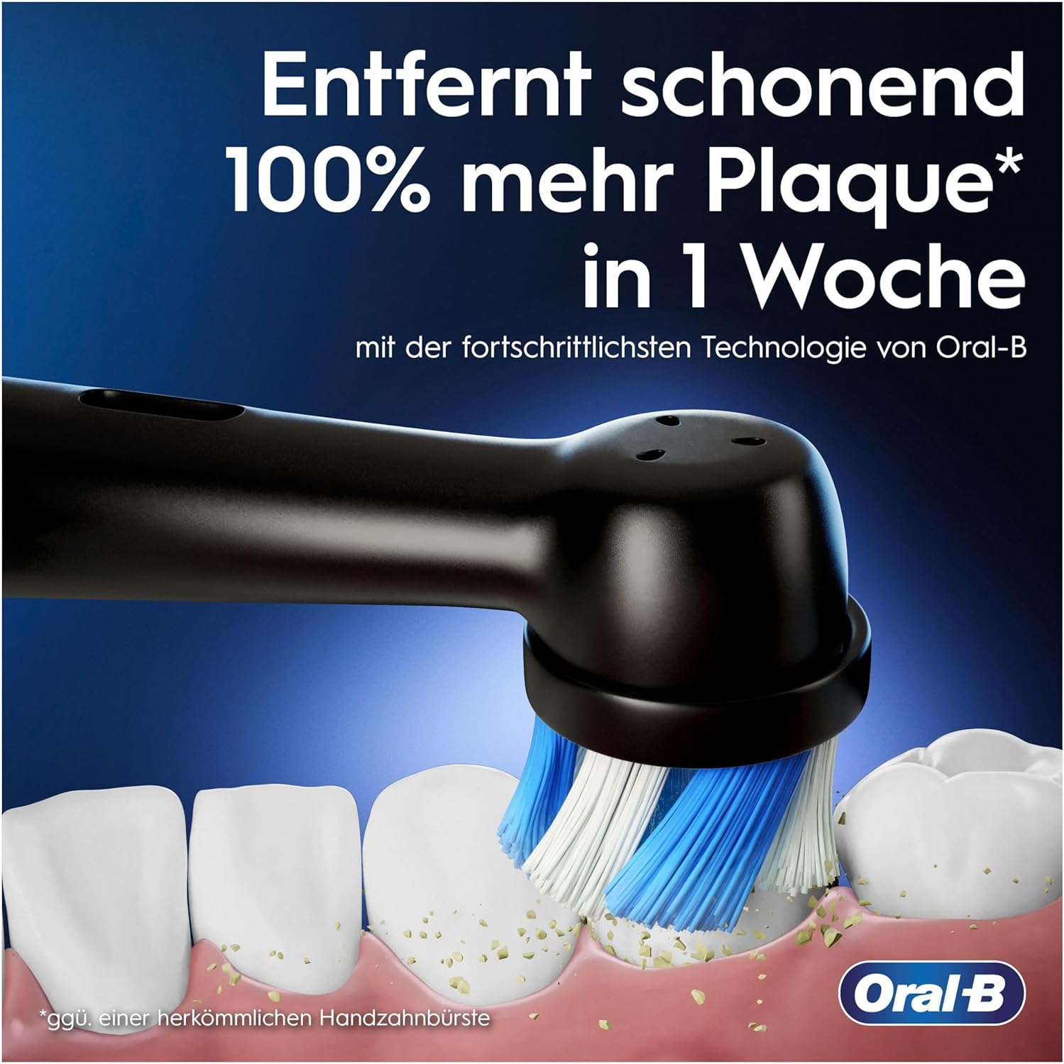 Schwarze Zahnbürste, die Zähne putzt. Blaue und weiße Borsten, weiße Zähne und blauer Hintergrund.