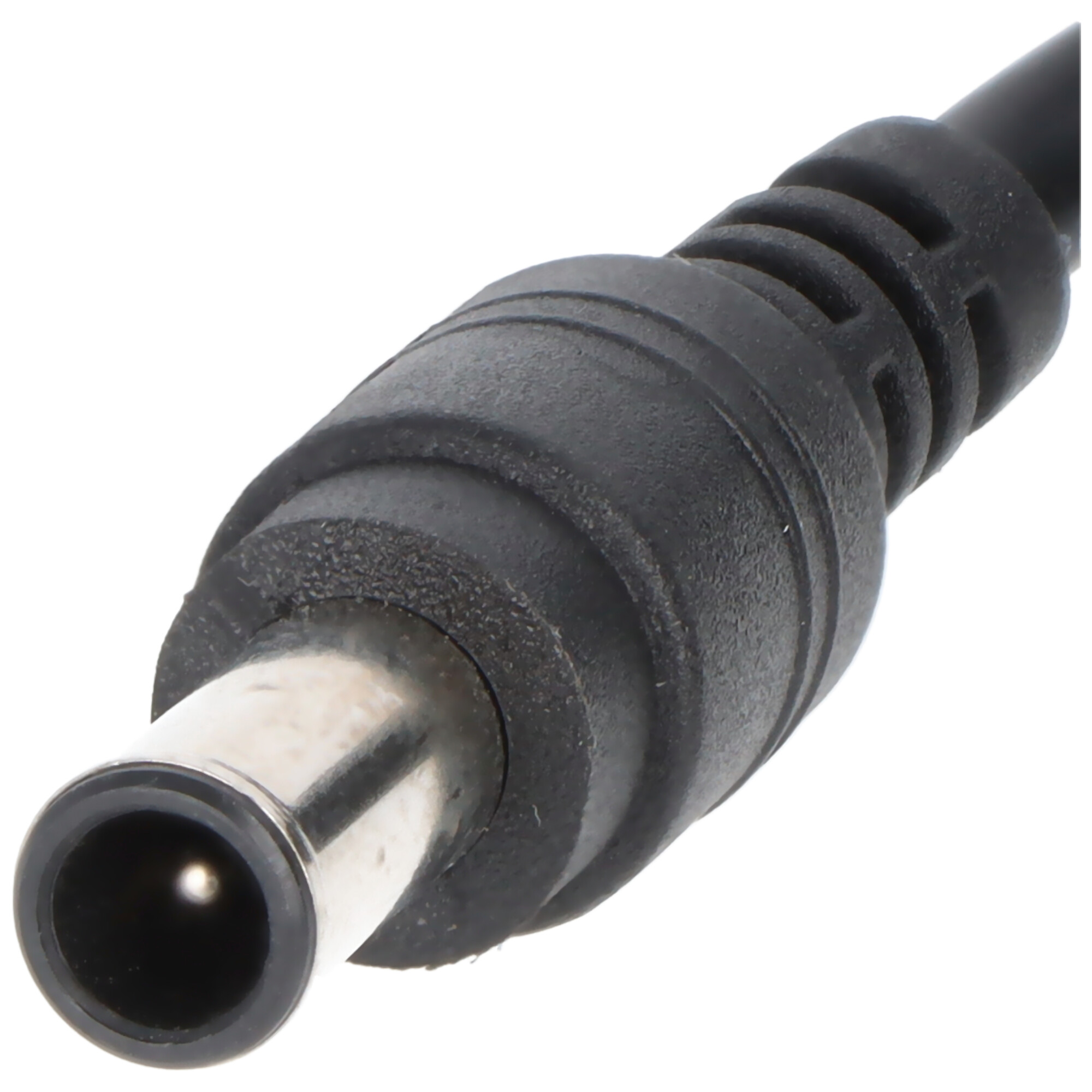 Ein schwarzer Netzadapterstecker mit silberner Spitze auf weißem Hintergrund.