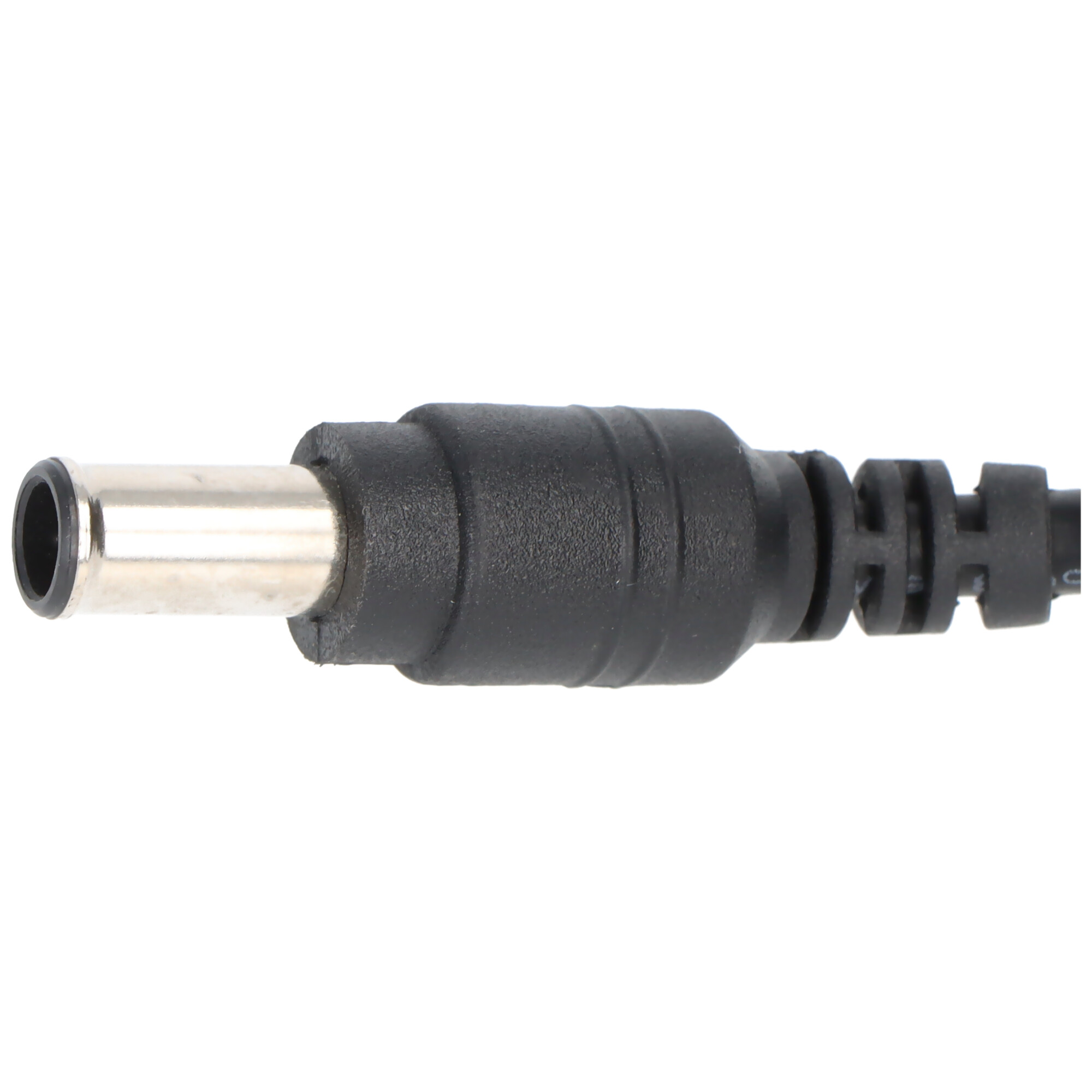 Schwarzer Stromadapter-Anschluss. Zylindrischer Stecker mit schwarzem Kabel.