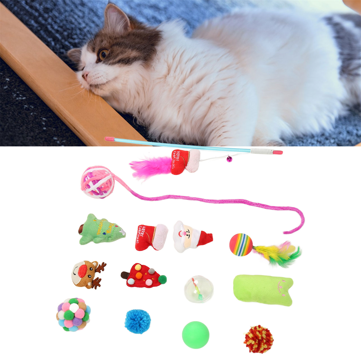 Eine weiß-braune Katze liegt auf einer Holzoberfläche, Katzenspielzeuge in der Nähe. Verschiedene bunte Spielzeuge sichtbar.