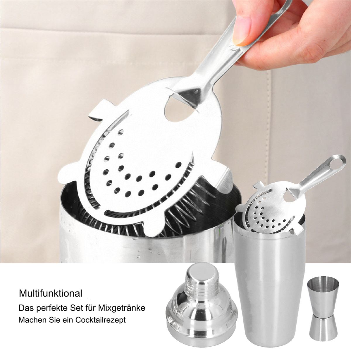 Cocktail-Set aus Edelstahl: Shaker, Sieb, Messbecher und andere Bartools zum Mixen von Getränken.