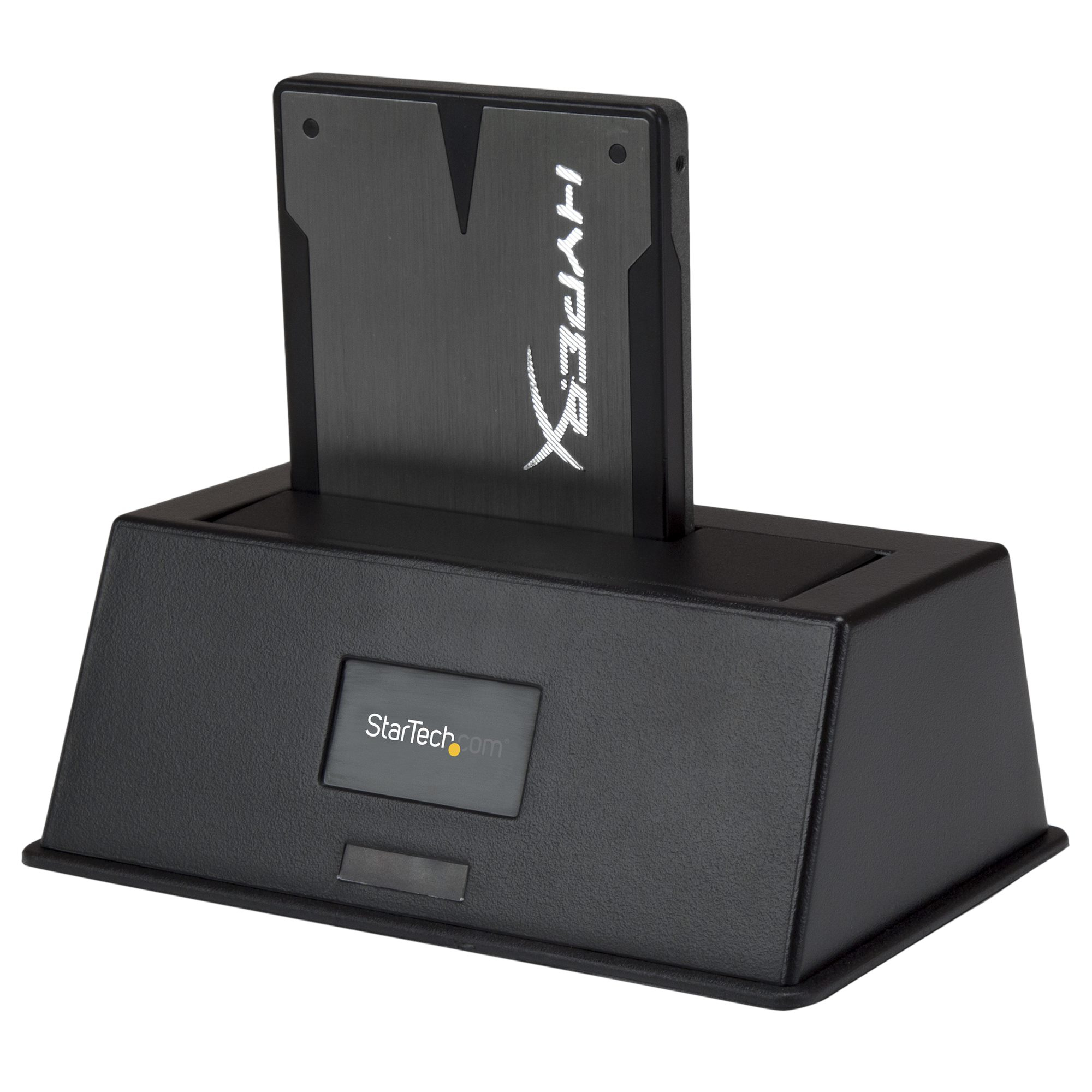 Een zwart docking station met een zwarte SSD-kaart erin. De merknaam 'HYPERX' is zichtbaar.