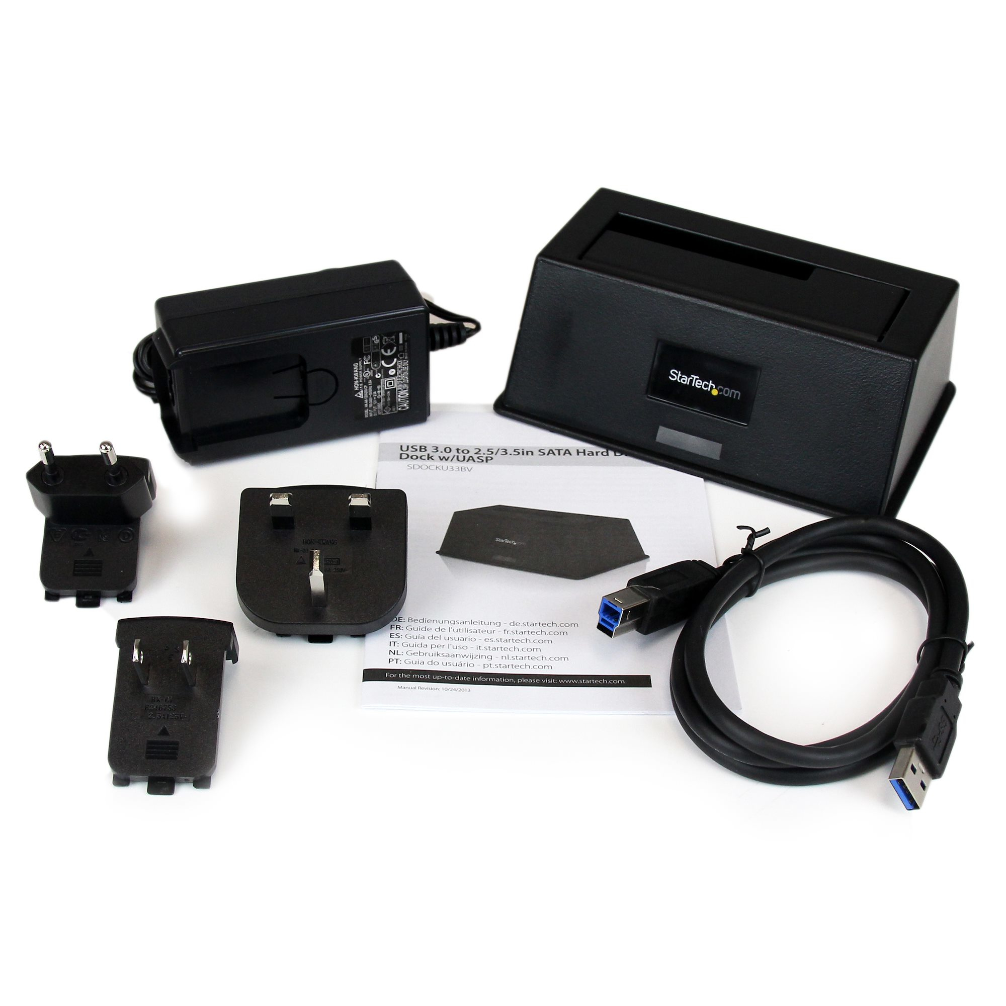 Zwart harde schijf dock met adapter, stekkers, kabel en handleiding op witte achtergrond.