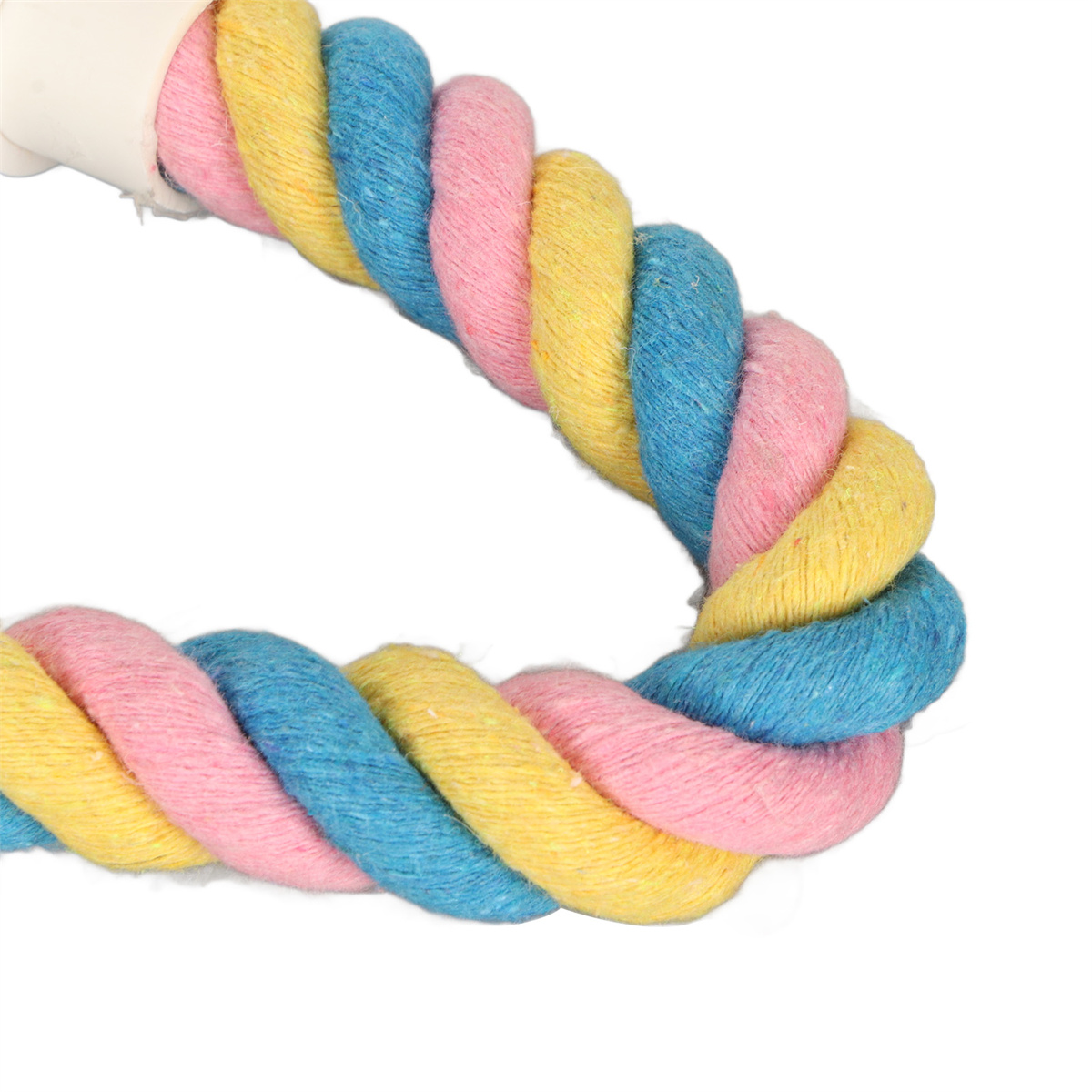Nahaufnahme eines bunten Seilspielzeugs mit rosa, blauen und gelben gedrehten Strängen.