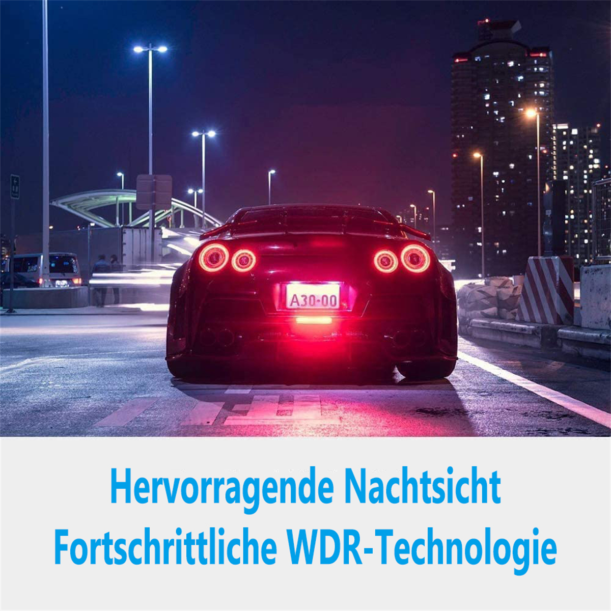 Rotes Auto auf der Straße, mit Nachtbeleuchtung. Text auf Deutsch.