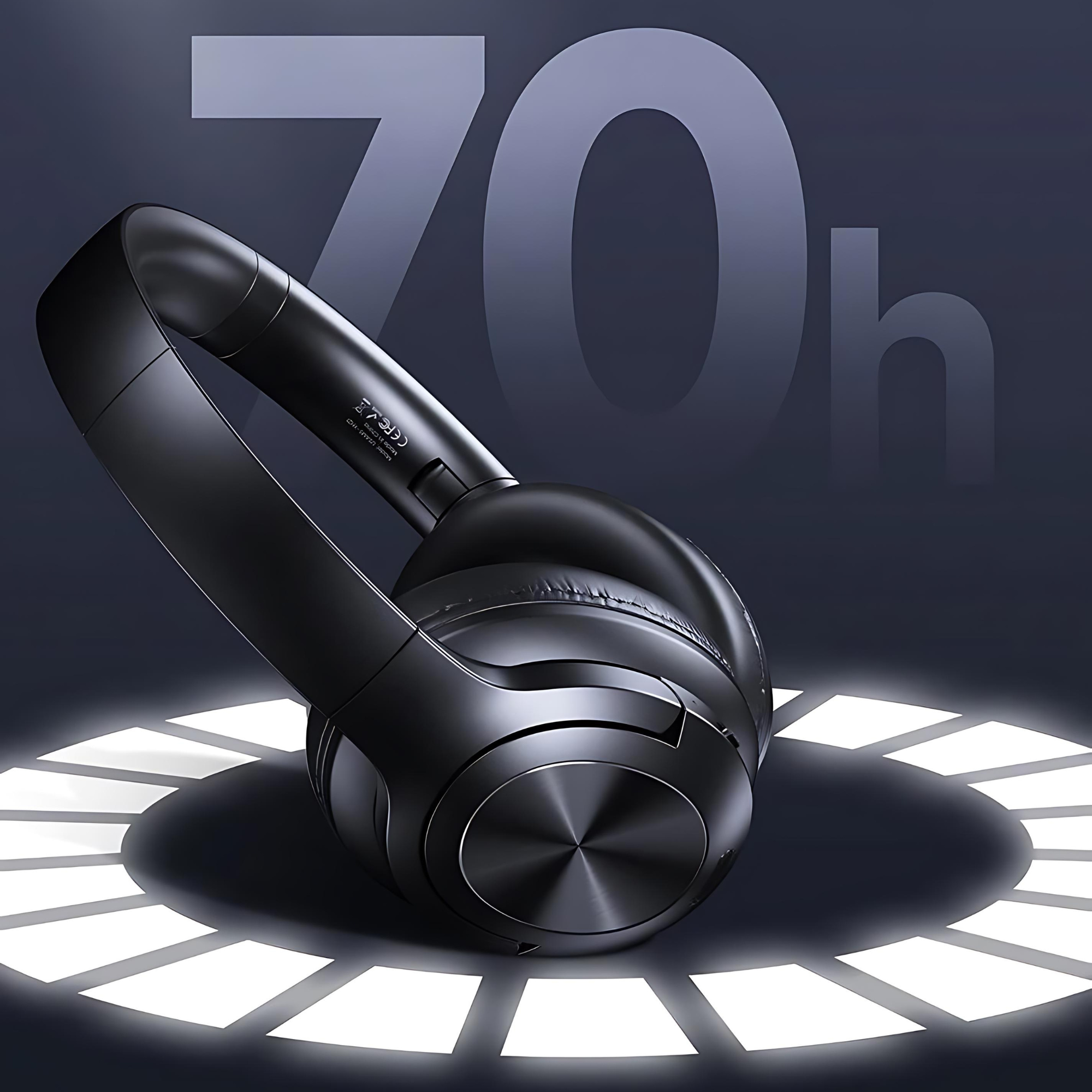 Czarne słuchawki z tekstem 70h w tle. Słuchawki są na białym świetlnym okręgu.