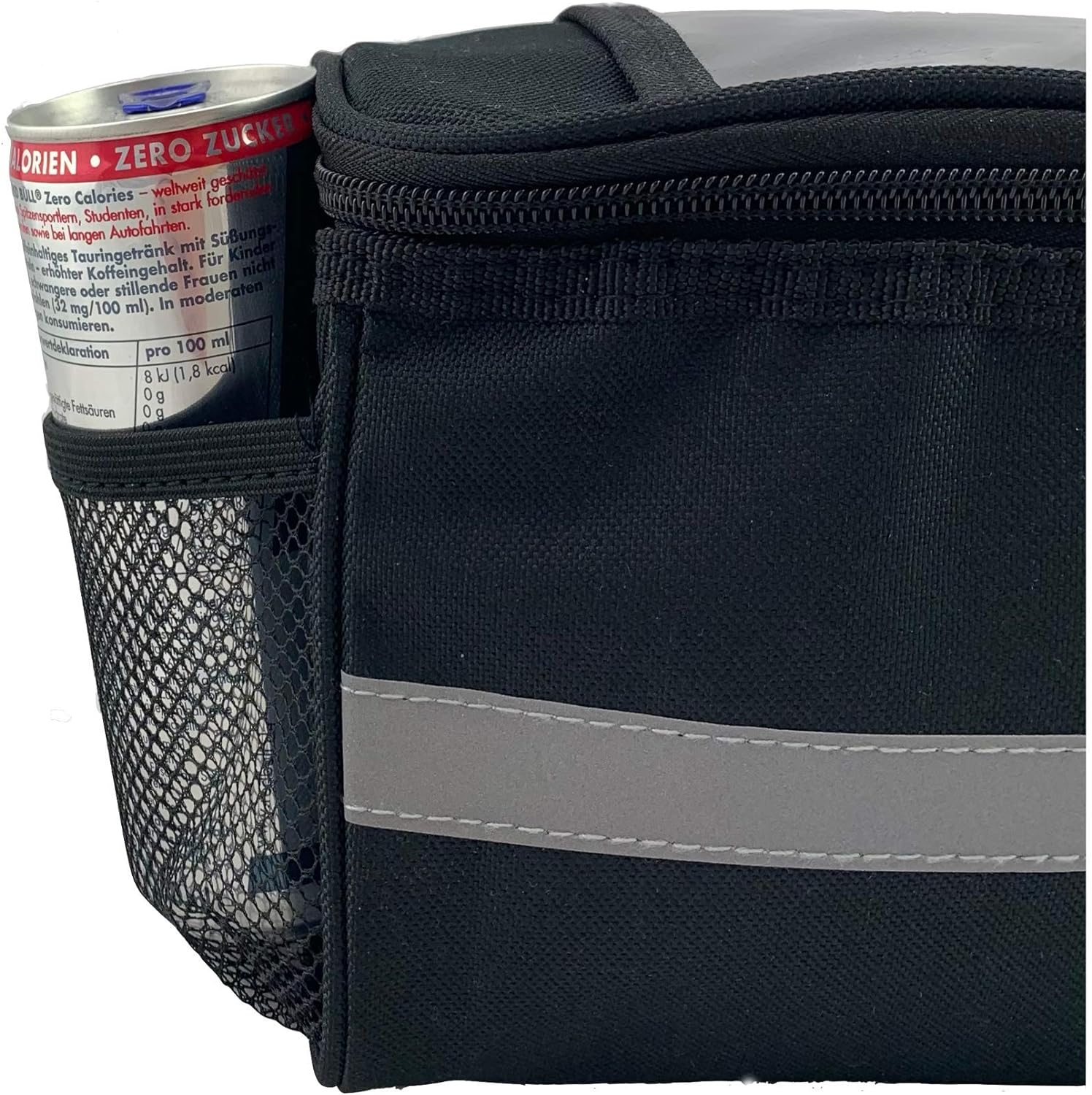 Eine schwarze Tasche mit einer Dose Zero-Zucker-Getränk in der Seitentasche.