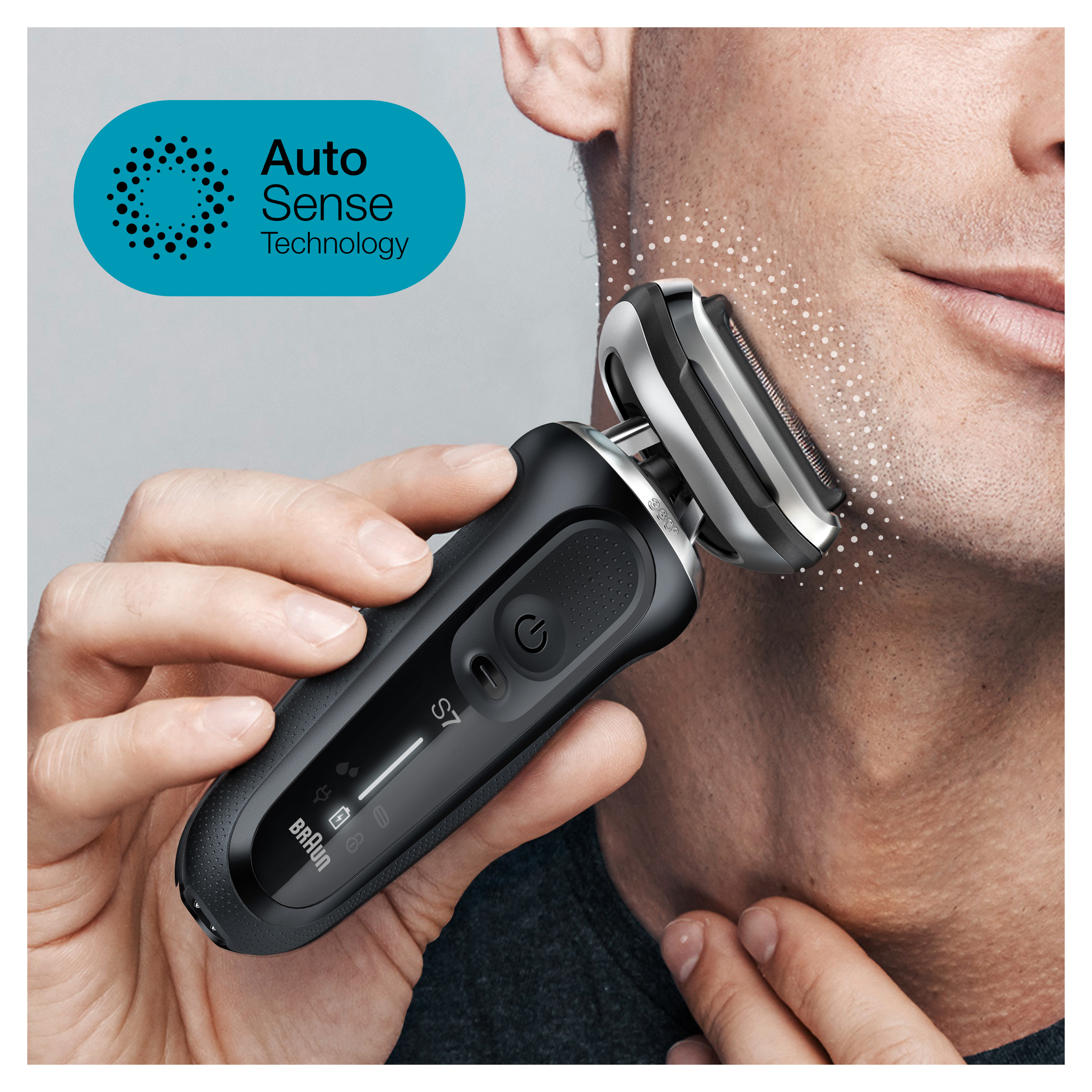 Uomo che si rade con rasoio elettrico nero e argento. Primo piano. Etichetta Auto Sense Technology.
