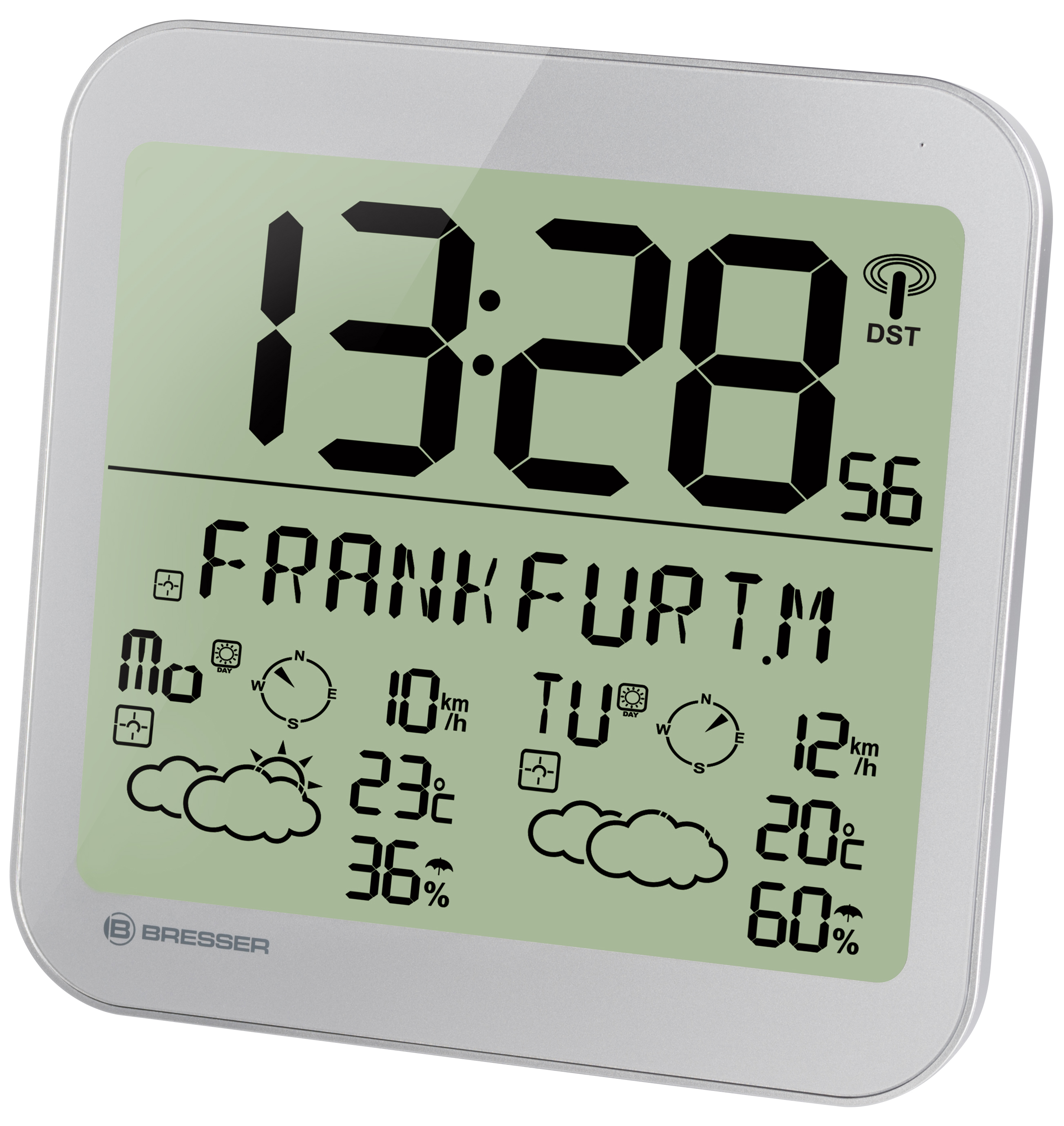 Reloj digital que muestra la hora y los detalles del clima, marco plateado y pantalla verde. Fondo blanco.