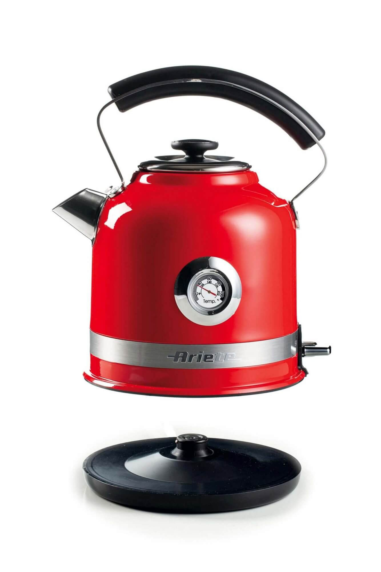 Rode waterkoker met thermometer en zwarte voet, geïsoleerd op wit.