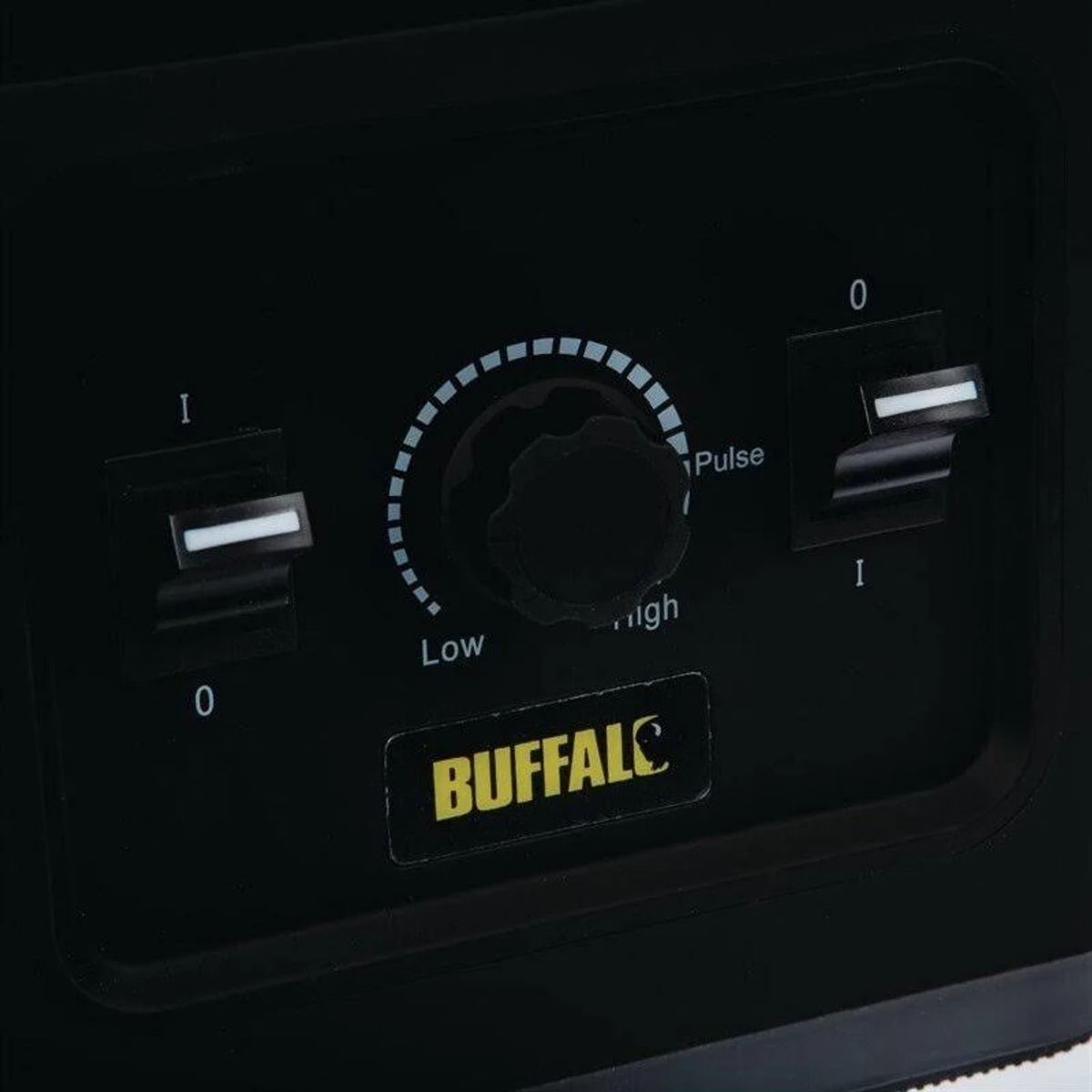 Panel de control negro con interruptores y dial con las etiquetas 'Low' a 'High'.