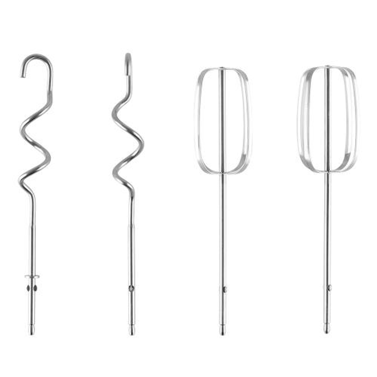 Primer plano de cuatro accesorios metálicos diferentes para batidora de cocina, sobre fondo blanco.