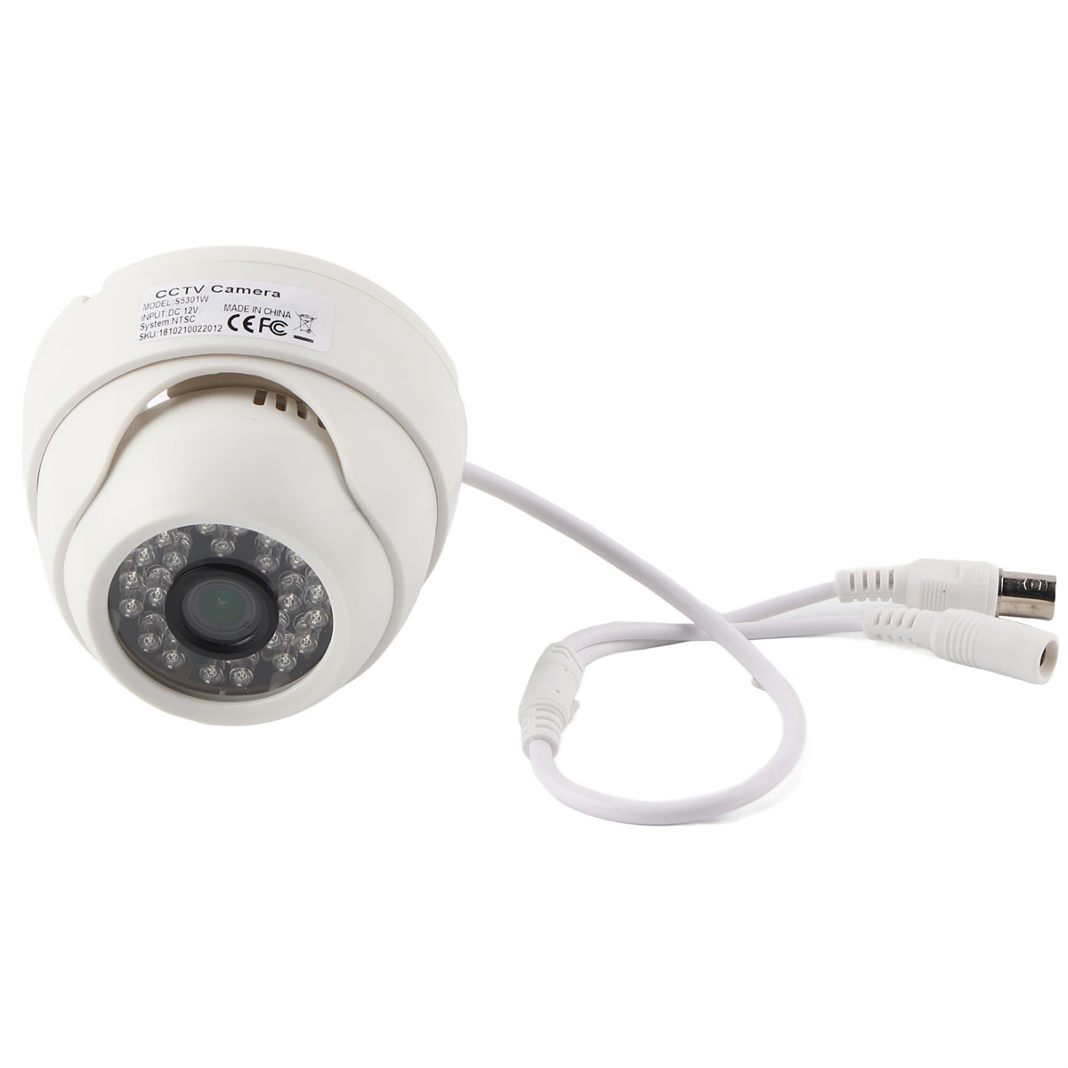 Weiße CCTV-Kamera mit dunkler Linse und weißer Verkabelung. Anschlüsse sind ebenfalls an den Kabelenden sichtbar.