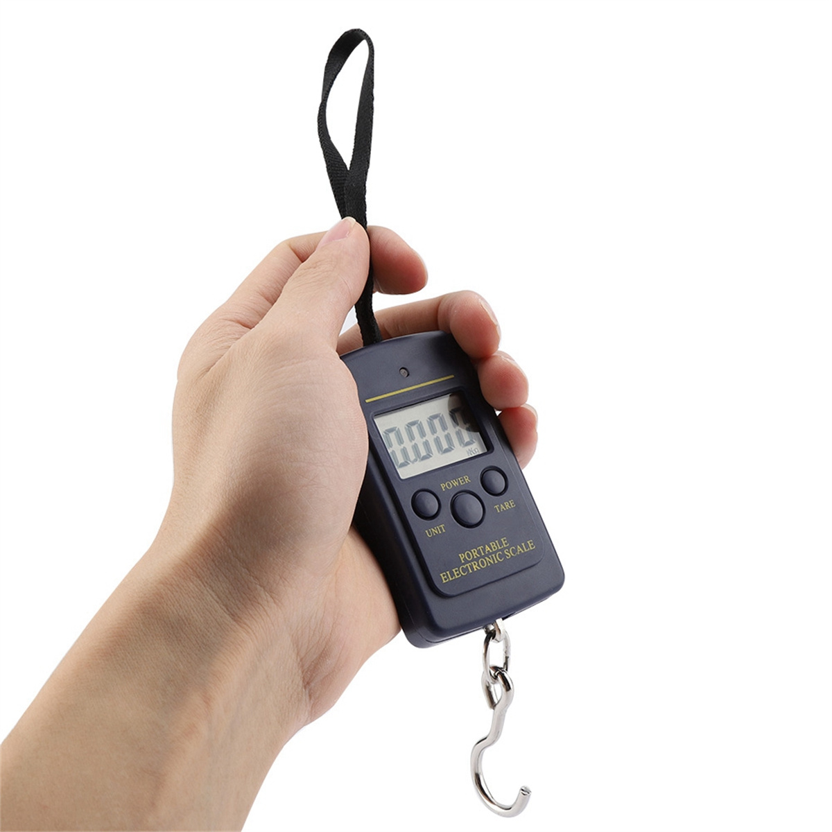 Eine Hand hält eine tragbare elektronische Waage mit schwarzem Riemen und Haken.