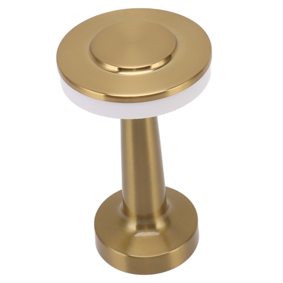 Ein goldener Gardinenhalter mit weißem Akzent und rundem Sockel. Weißer Hintergrund.