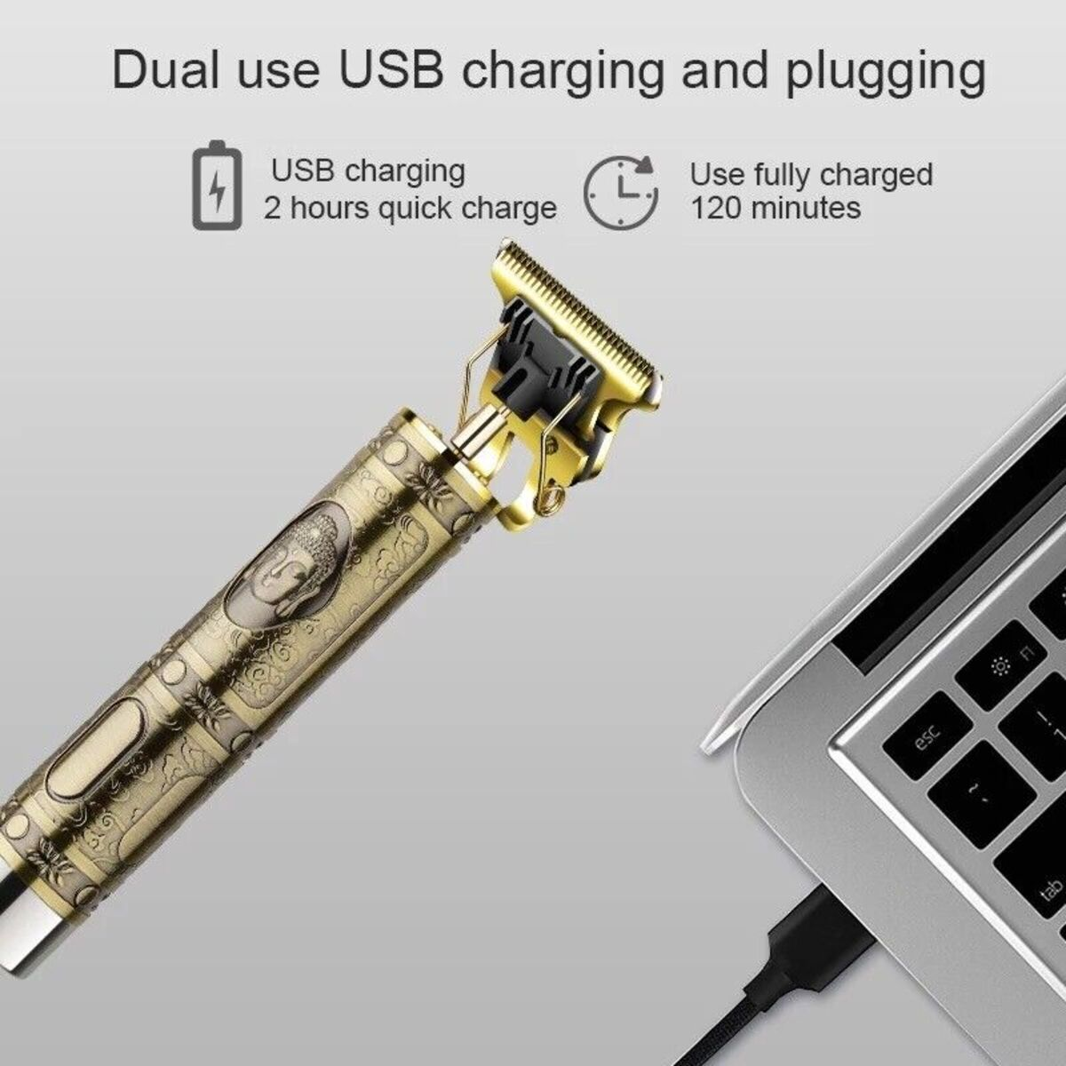 Ein goldfarbener Haarschneider wird von einem Laptop aufgeladen. Der Clipper hat ein Buddha-Design.