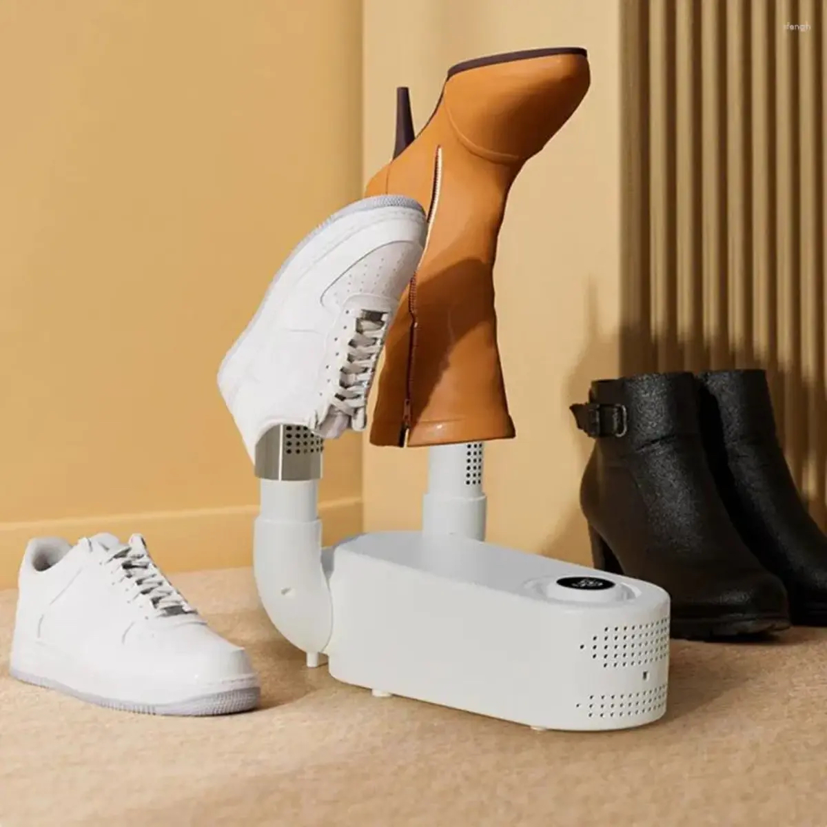 Ein weißer Schuhtrockner mit verschiedenen Schuhen, darunter weiße Turnschuhe und braune Stiefel, vor beiger Wand.