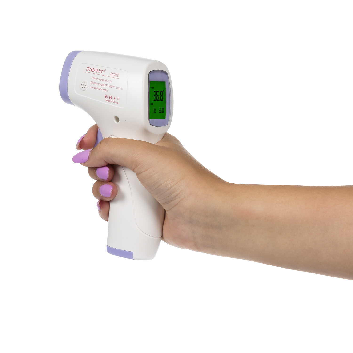 Eine Hand hält ein weißes und violettes digitales Thermometer. Das Display zeigt 36,8 Grad Celsius. Weißer Hintergrund.