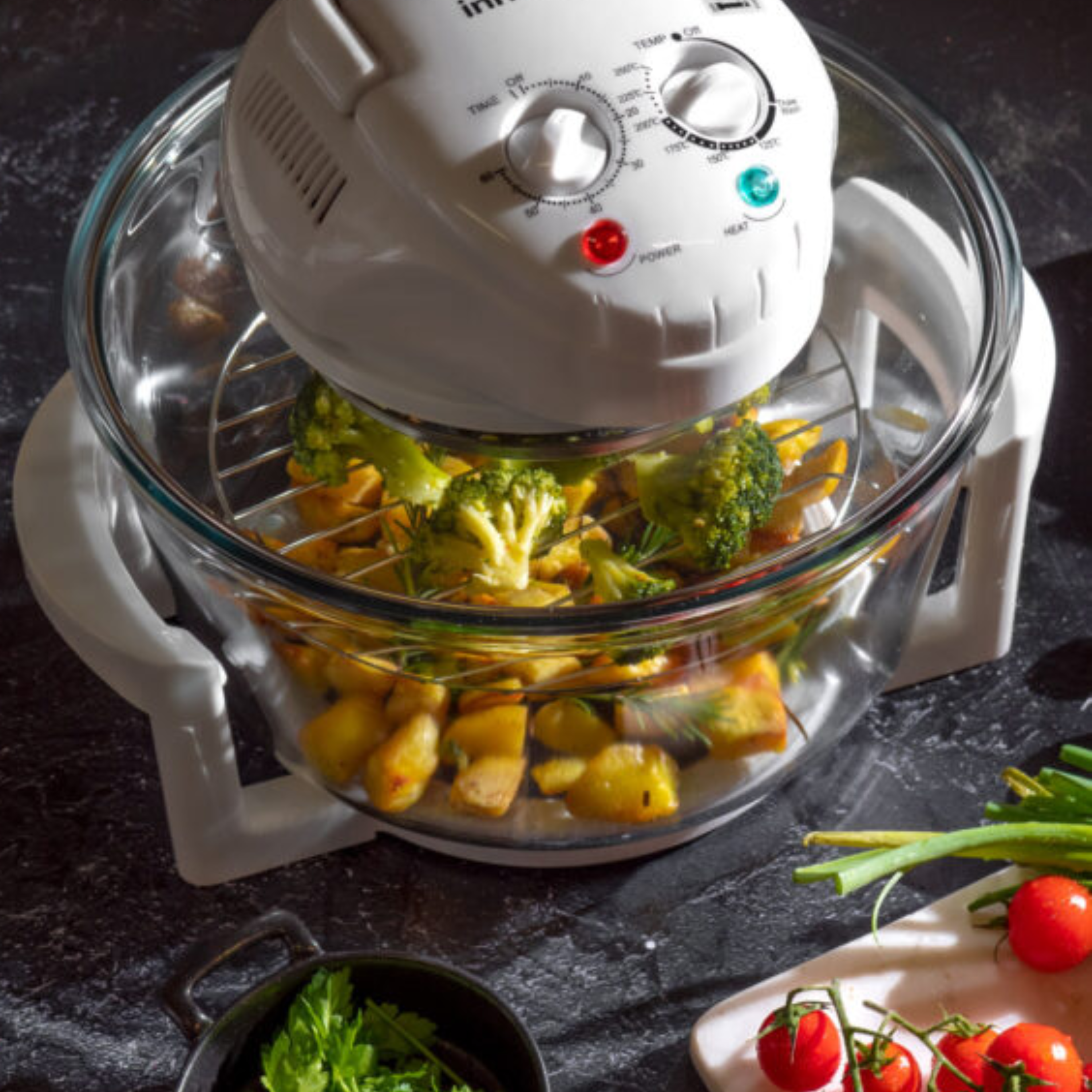 Un vaporizzatore bianco e trasparente che cucina verdure.