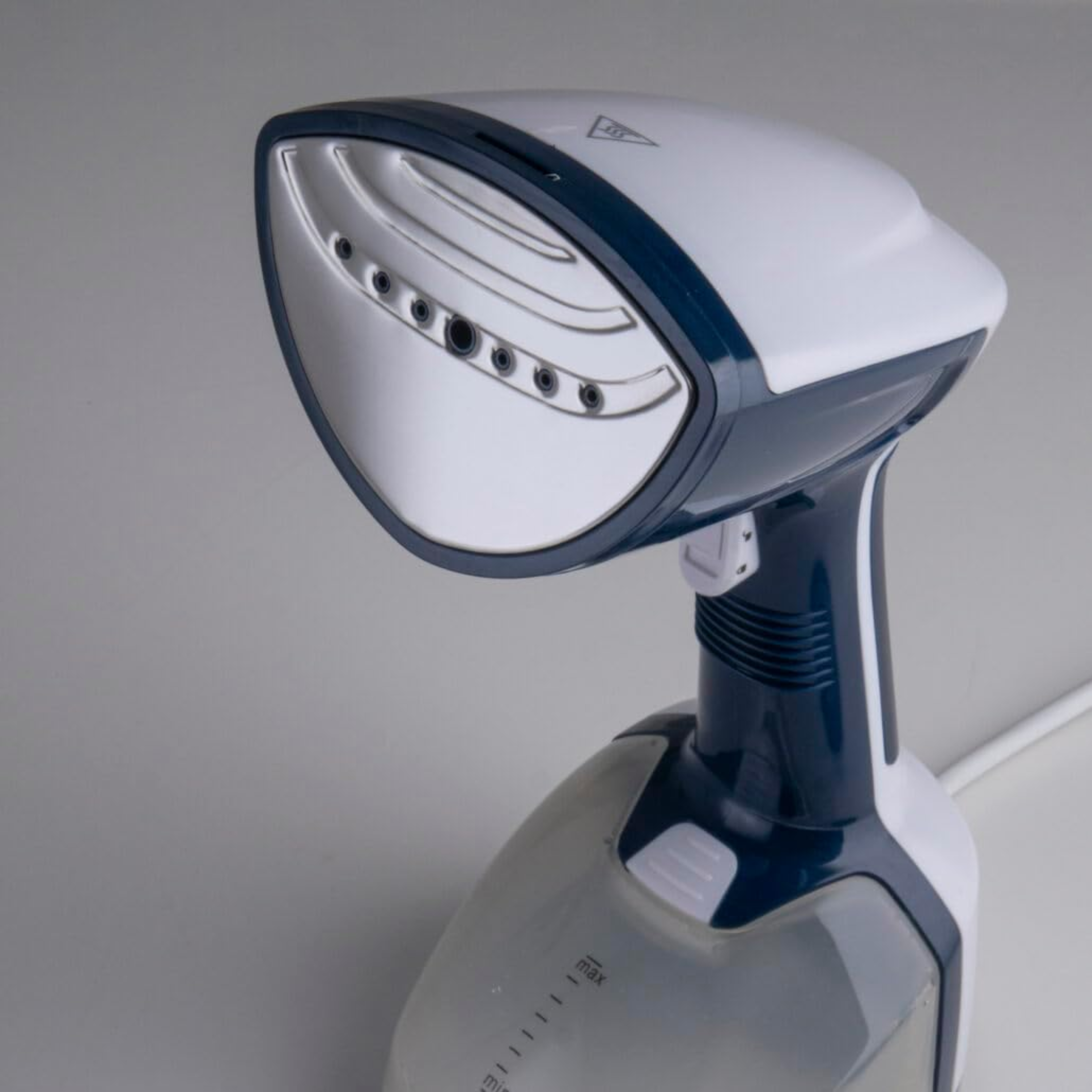 Vaporizzatore per vestiti bianco e blu, vista angolata.