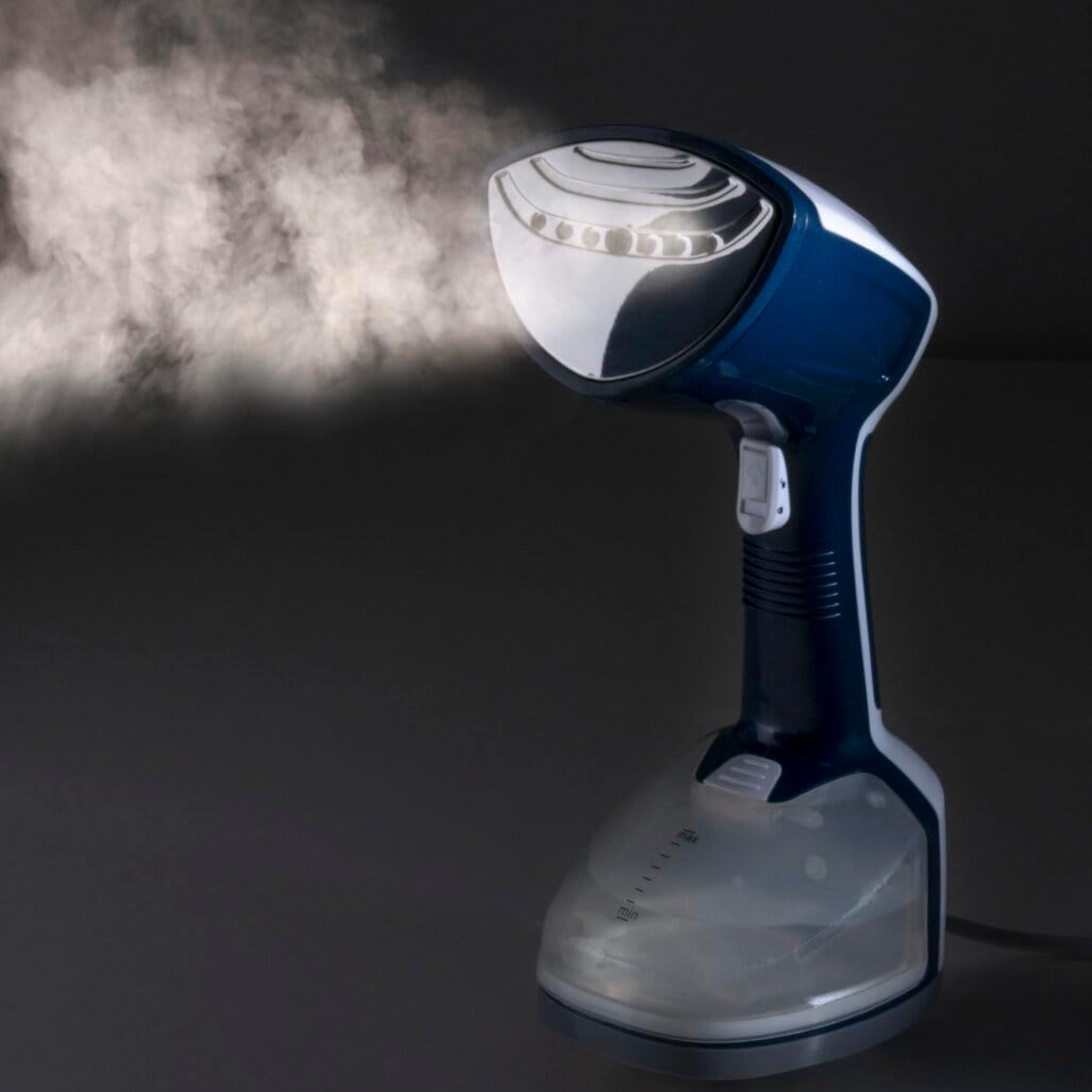 Vaporizzatore per vestiti blu e bianco con vapore che esce. Sfondo nero.