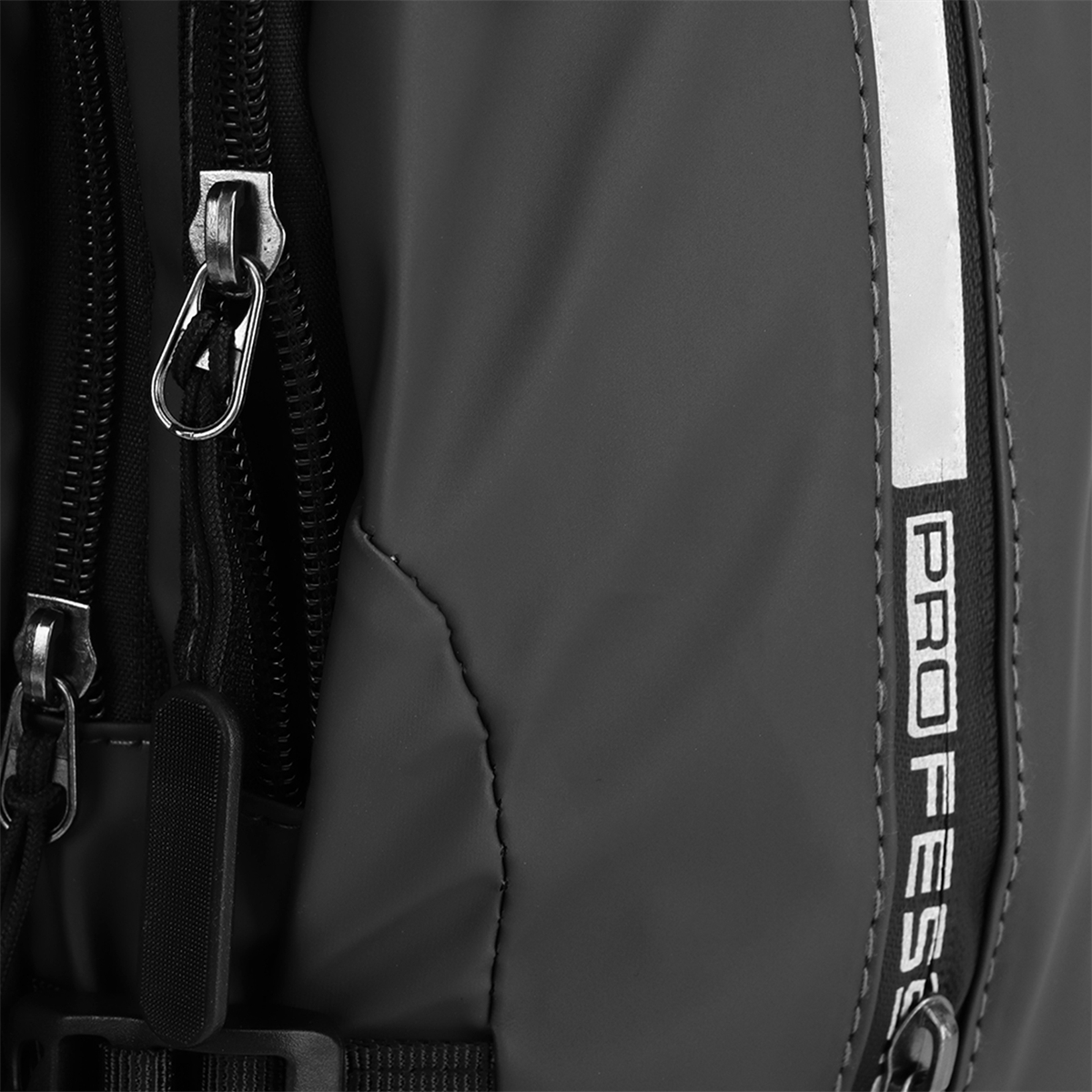 Schwarzes Rucksackdetail mit weißem Streifen und Reißverschluss. Das Wort „PROFESSIONAL“ ist auf dem Reißverschluss aufgedruckt.