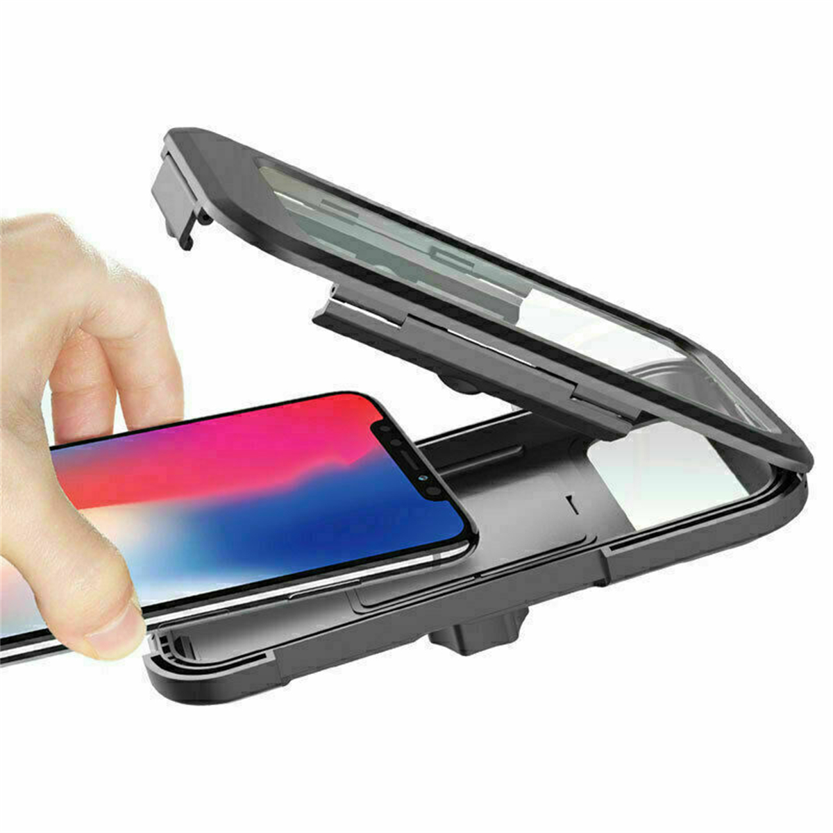 Eine Hand, die ein Telefon in eine schwarze Handyhülle mit klarem Deckel legt.