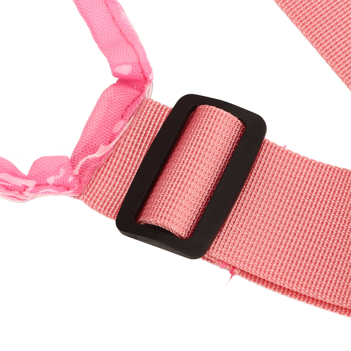 Rosa Stoffband und schwarze Schnalle, weißer Hintergrund.