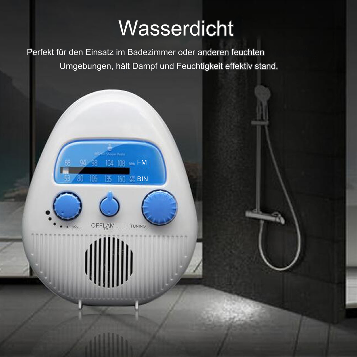 Weißes Duschradio mit blauen Drehreglern. Text: Wasserdicht. Gezeigt in einem Badezimmer.