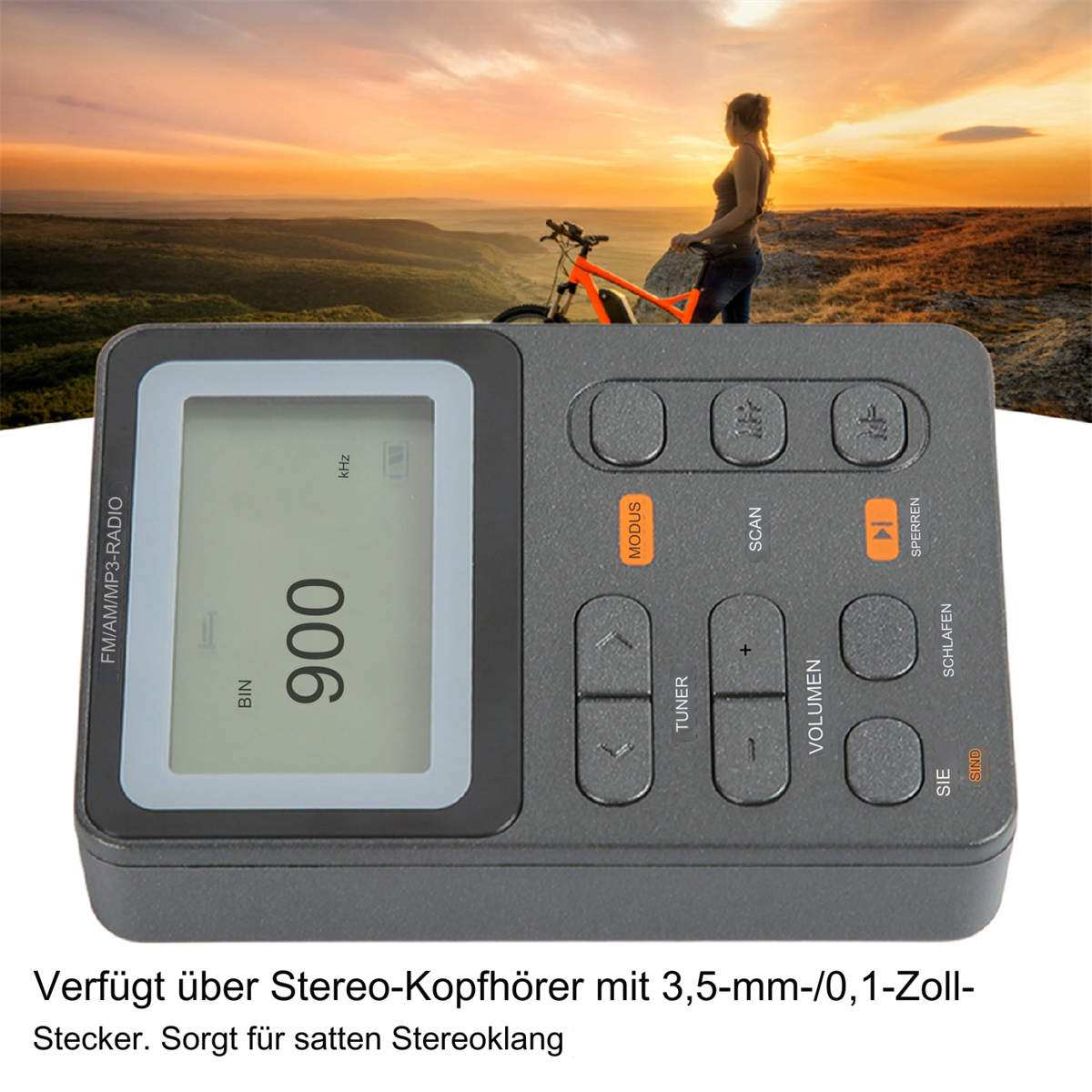 Ein Digitalradio mit Anzeige 900, Steuertasten und einer Frau mit Fahrrad im Hintergrund.