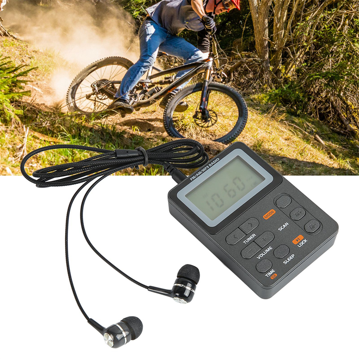 Ein FM/AM-Radio mit Kopfhörern. Im Hintergrund fährt eine Person Mountainbike. Das Radio zeigt 1060.