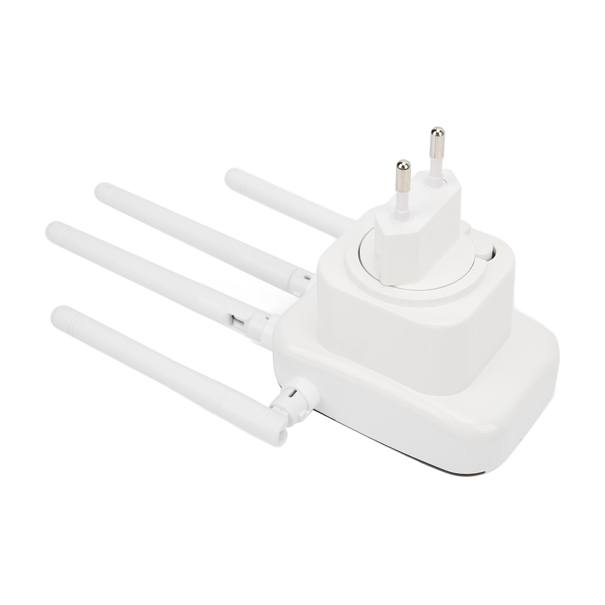 Ein weißer WLAN-Router mit drei Antennen und einem Eurostecker, vor weißem Hintergrund.