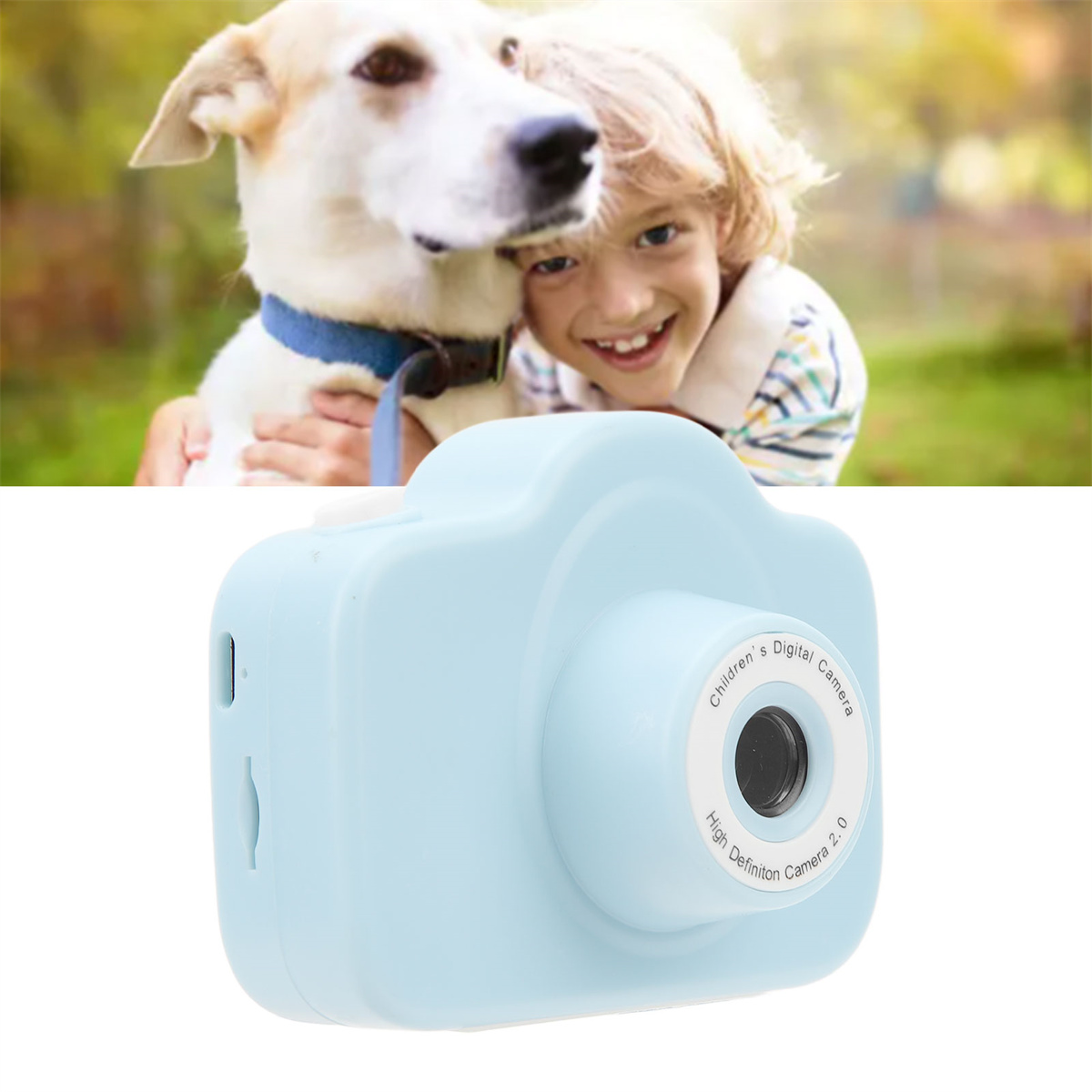 Ein Junge und ein Hund. Eine hellblaue Digitalkamera ist vor ihnen.